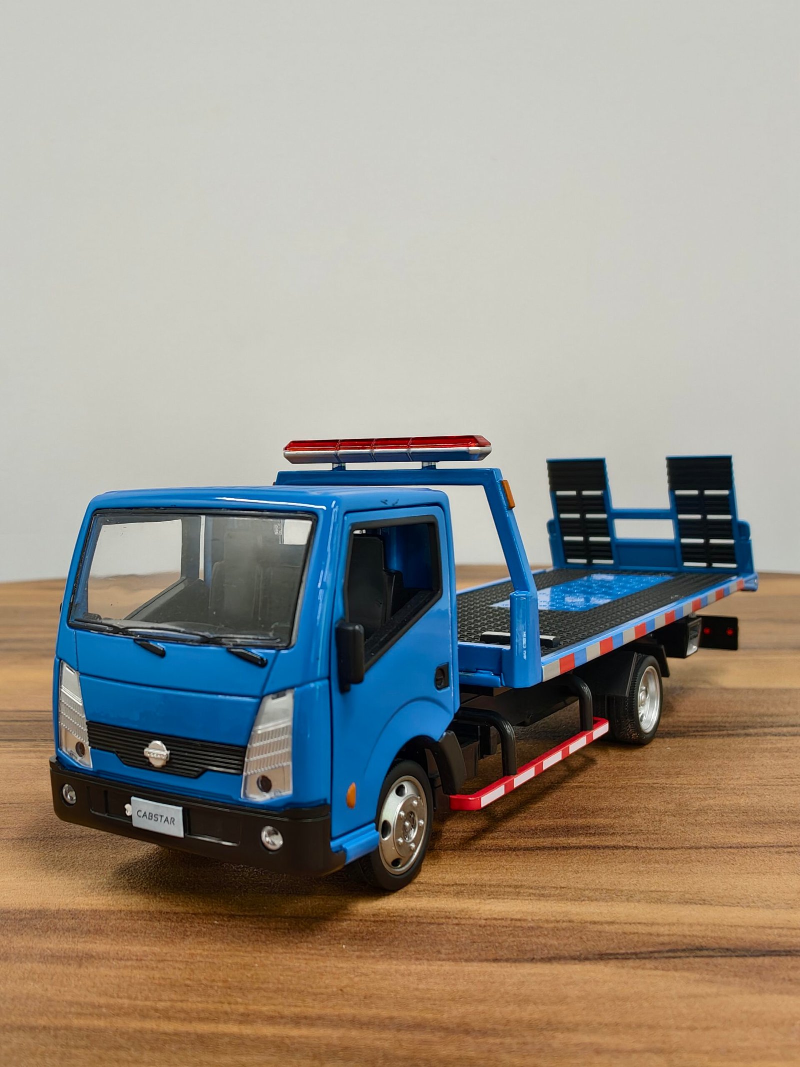 Nissan UD Self Loader 1:32 Blue