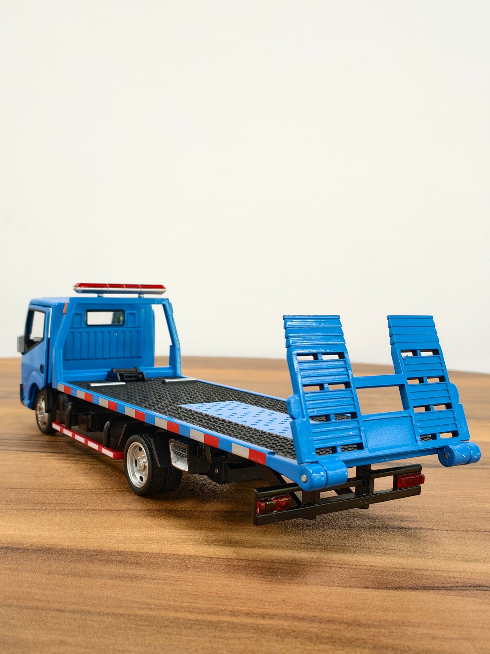 Nissan UD Self Loader 1:32 Blue - Image 2