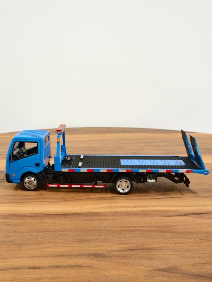 Nissan UD Self Loader 1:32 Blue - Image 4