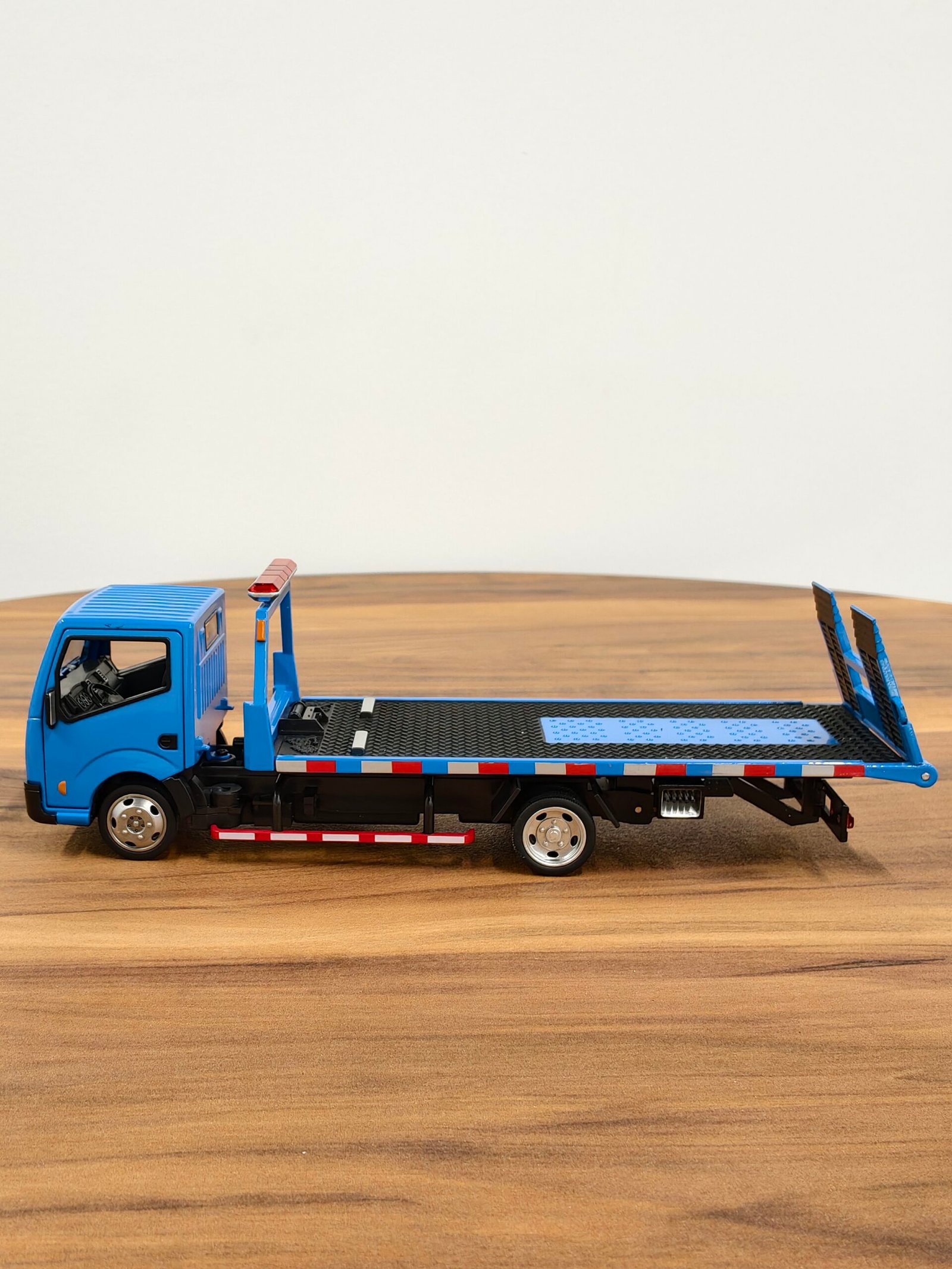 Nissan UD Self Loader 1:32 Blue - Image 4