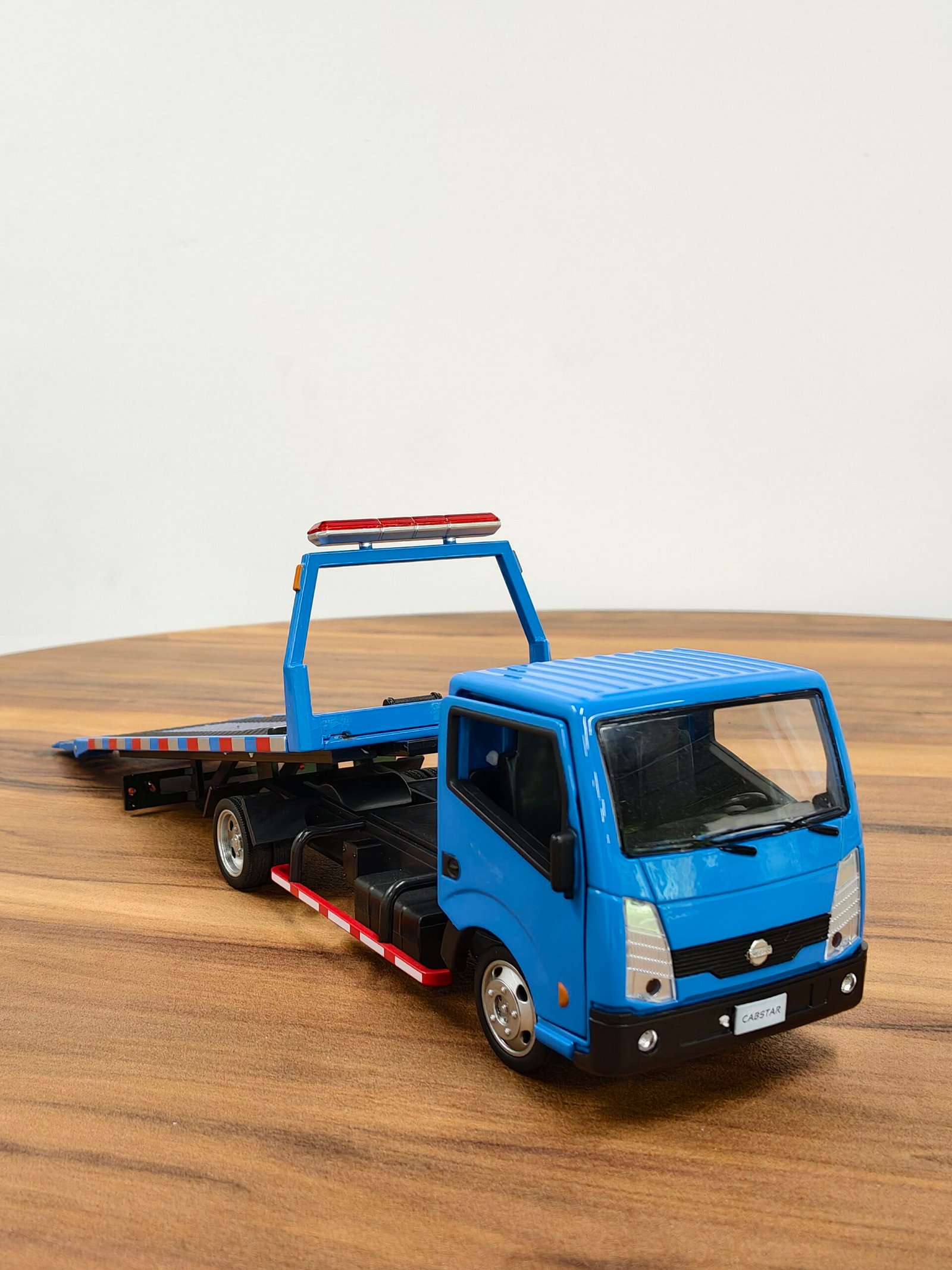 Nissan UD Self Loader 1:32 Blue - Image 3
