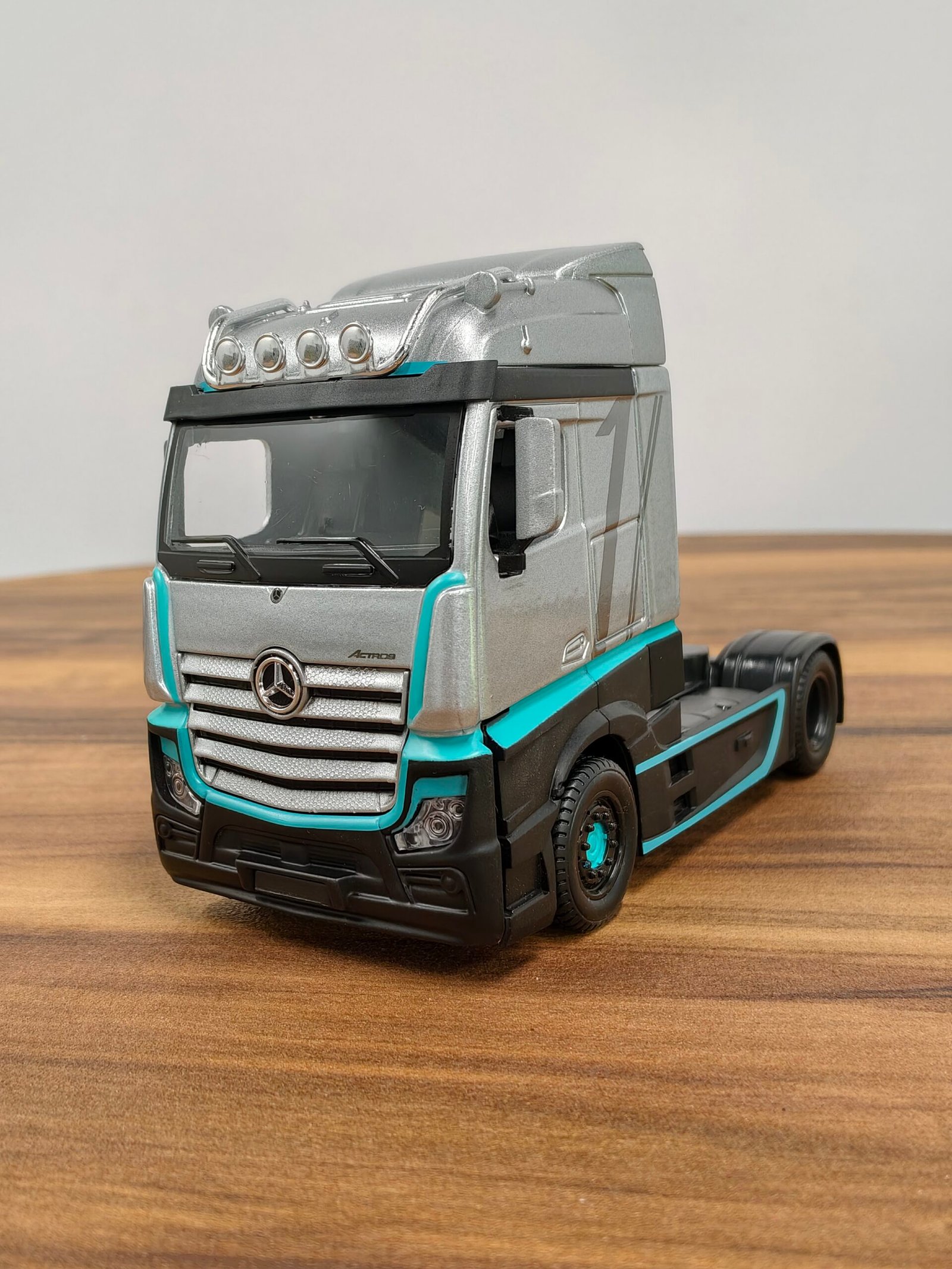 Mercedes Haulers Custom Cab 1:43 Gray