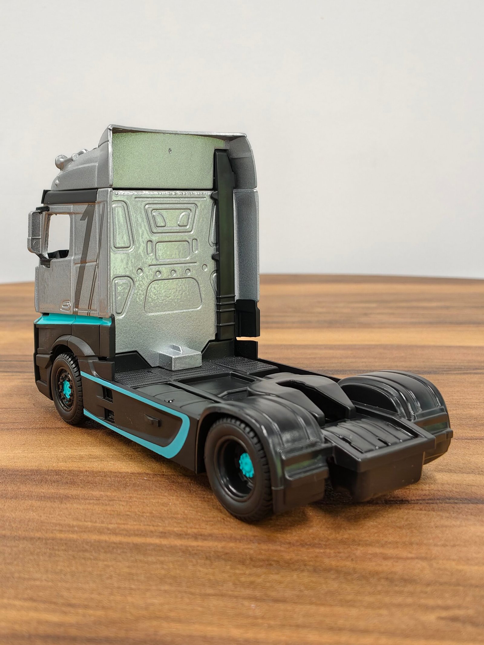 Mercedes Haulers Custom Cab 1:43 Gray - Image 2