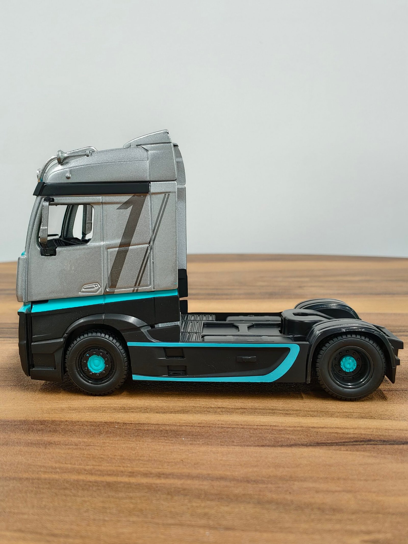 Mercedes Haulers Custom Cab 1:43 Gray - Image 4