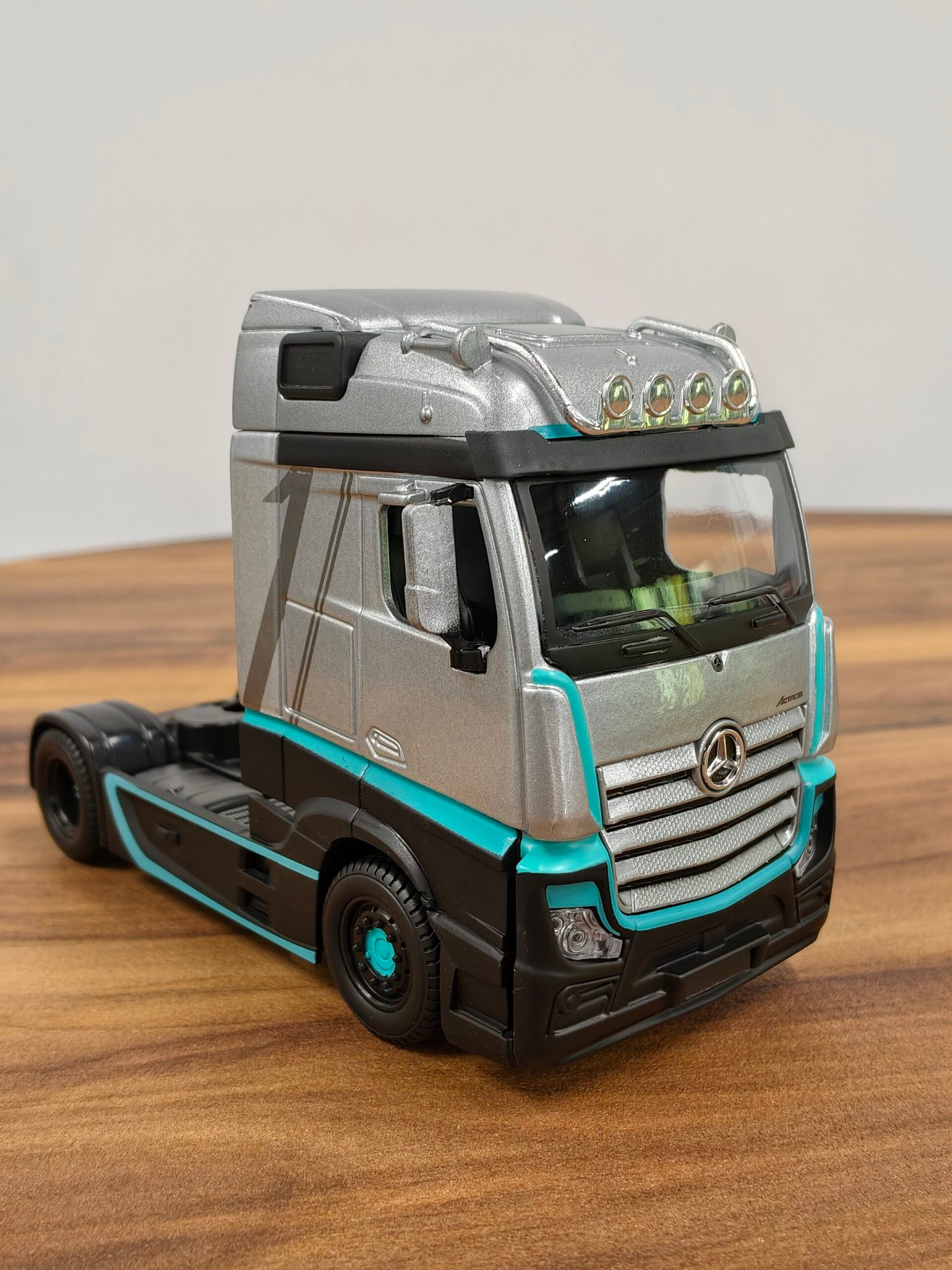 Mercedes Haulers Custom Cab 1:43 Gray - Image 3