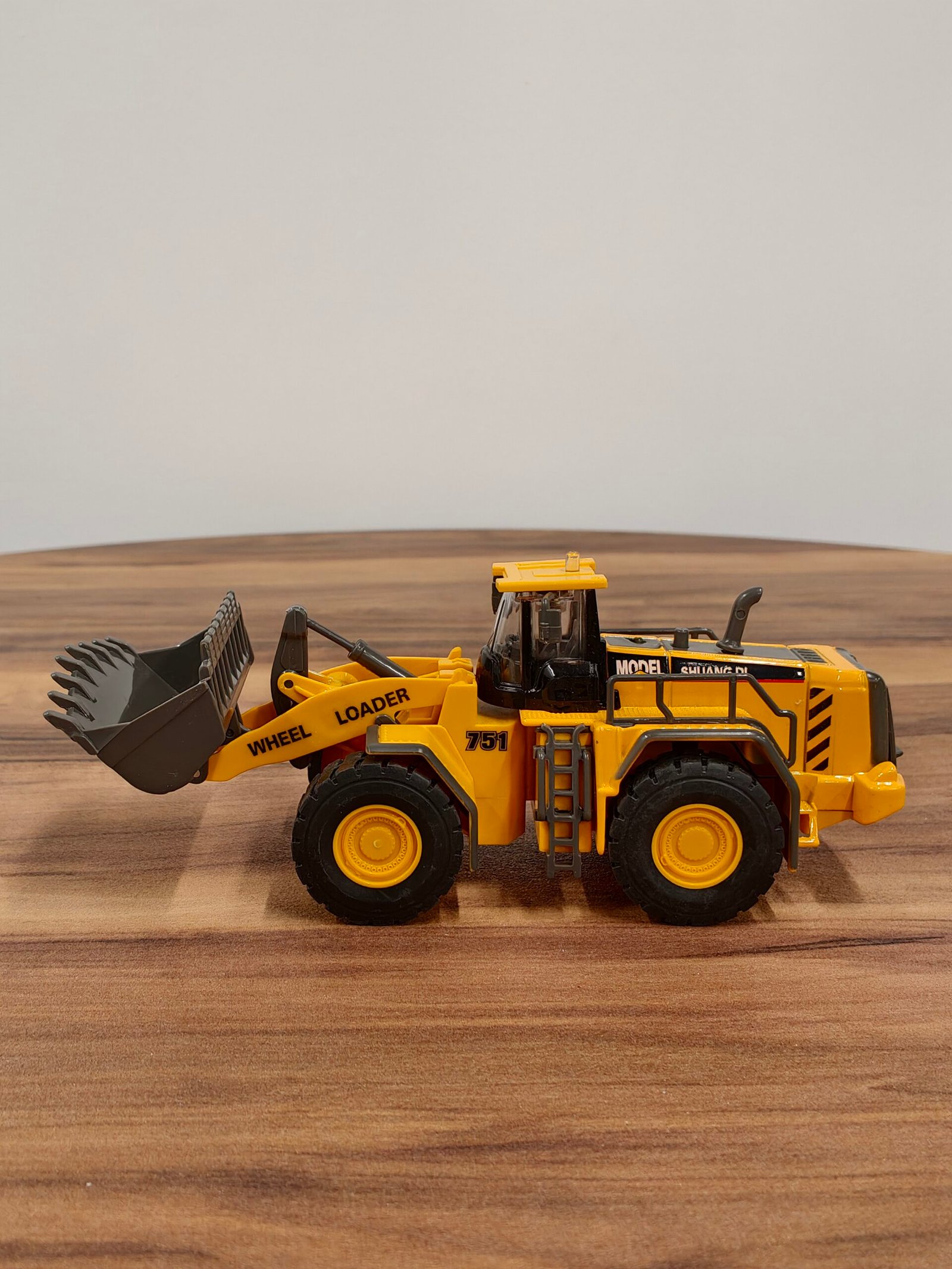 Truck Cast All Wheels Roll Classic Collection 1:50 Yellow - Image 4