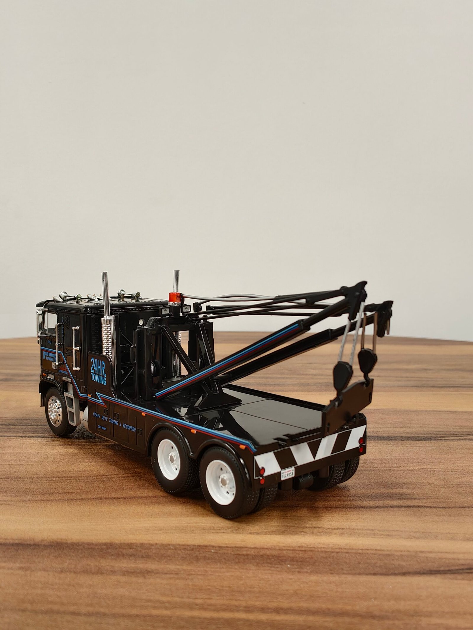 1984 Freightliner FLA 9664 Black 1:43 - Image 2