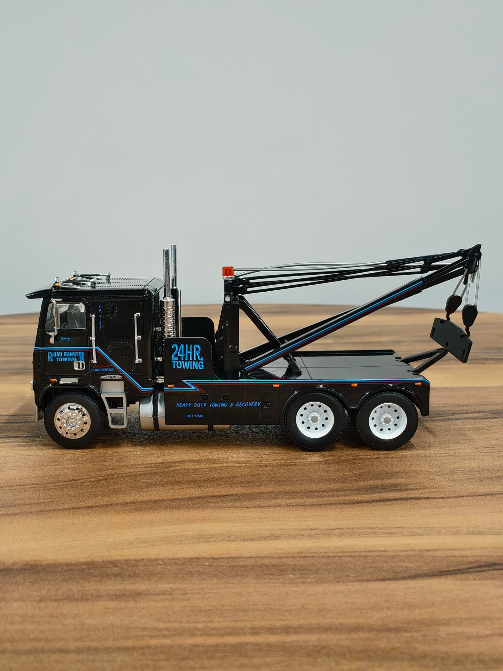 1984 Freightliner FLA 9664 Black 1:43 - Image 4