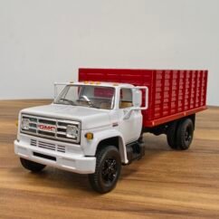 Grain Truck with Corn Load GMC 6500 White & Red 1:34