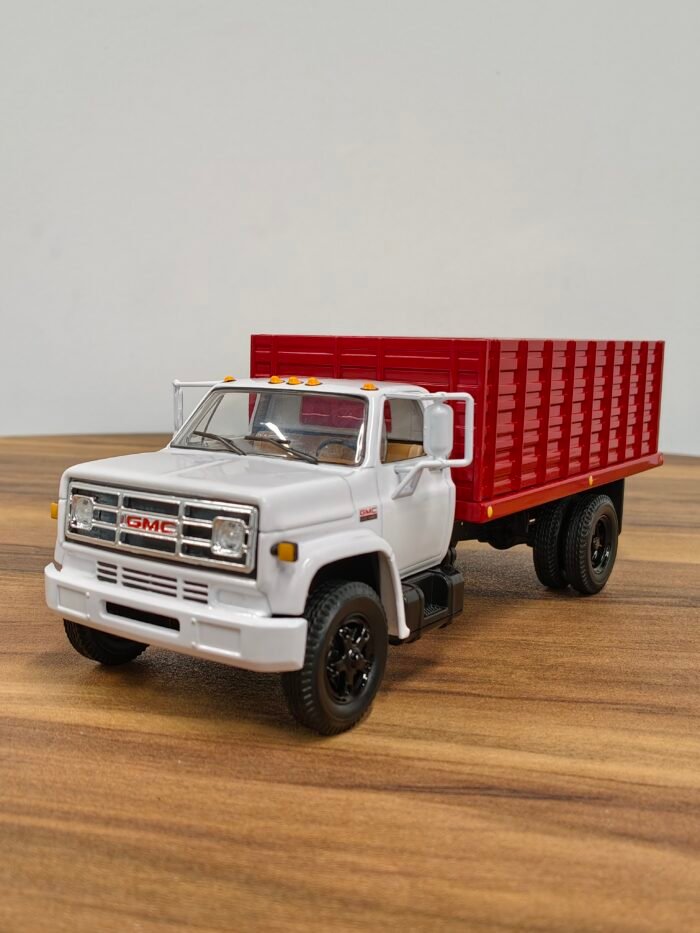 Grain Truck with Corn Load GMC 6500 White & Red 1:34