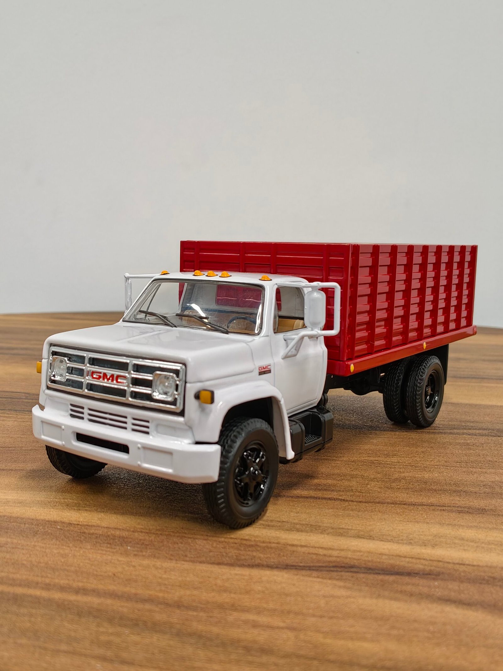 Grain Truck with Corn Load GMC 6500 White & Red 1:34