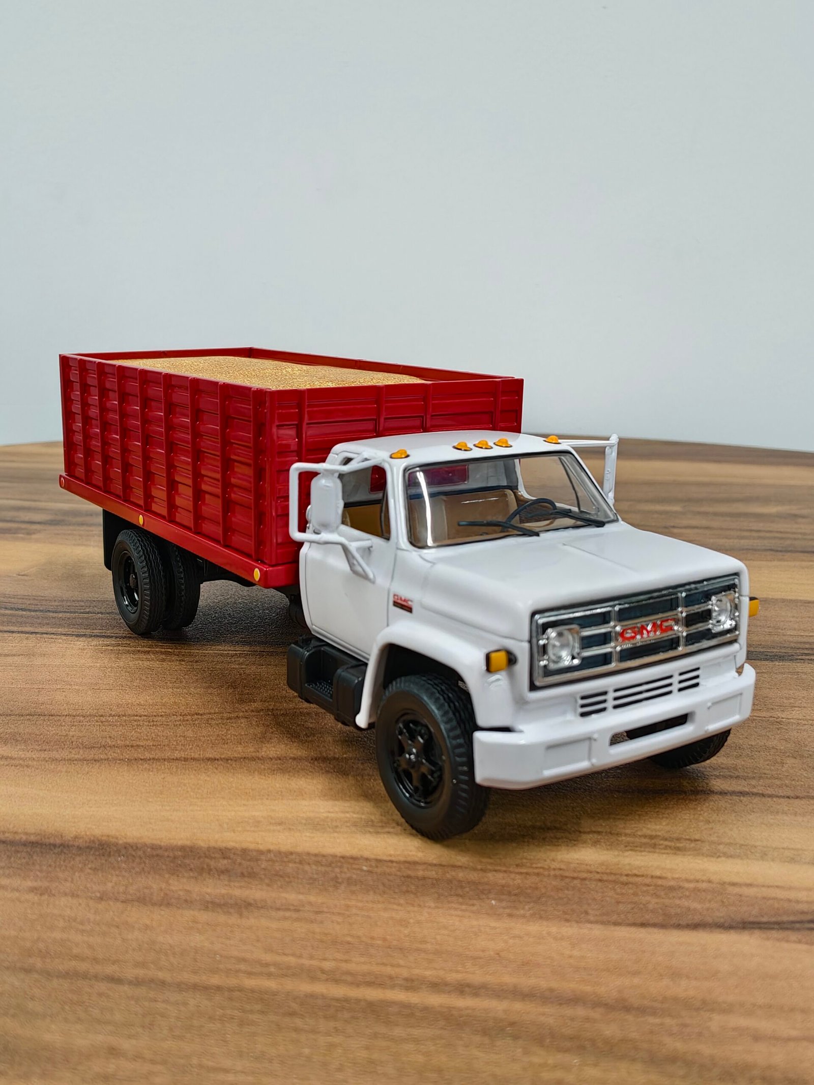 Grain Truck with Corn Load GMC 6500 White & Red 1:34 - Image 2