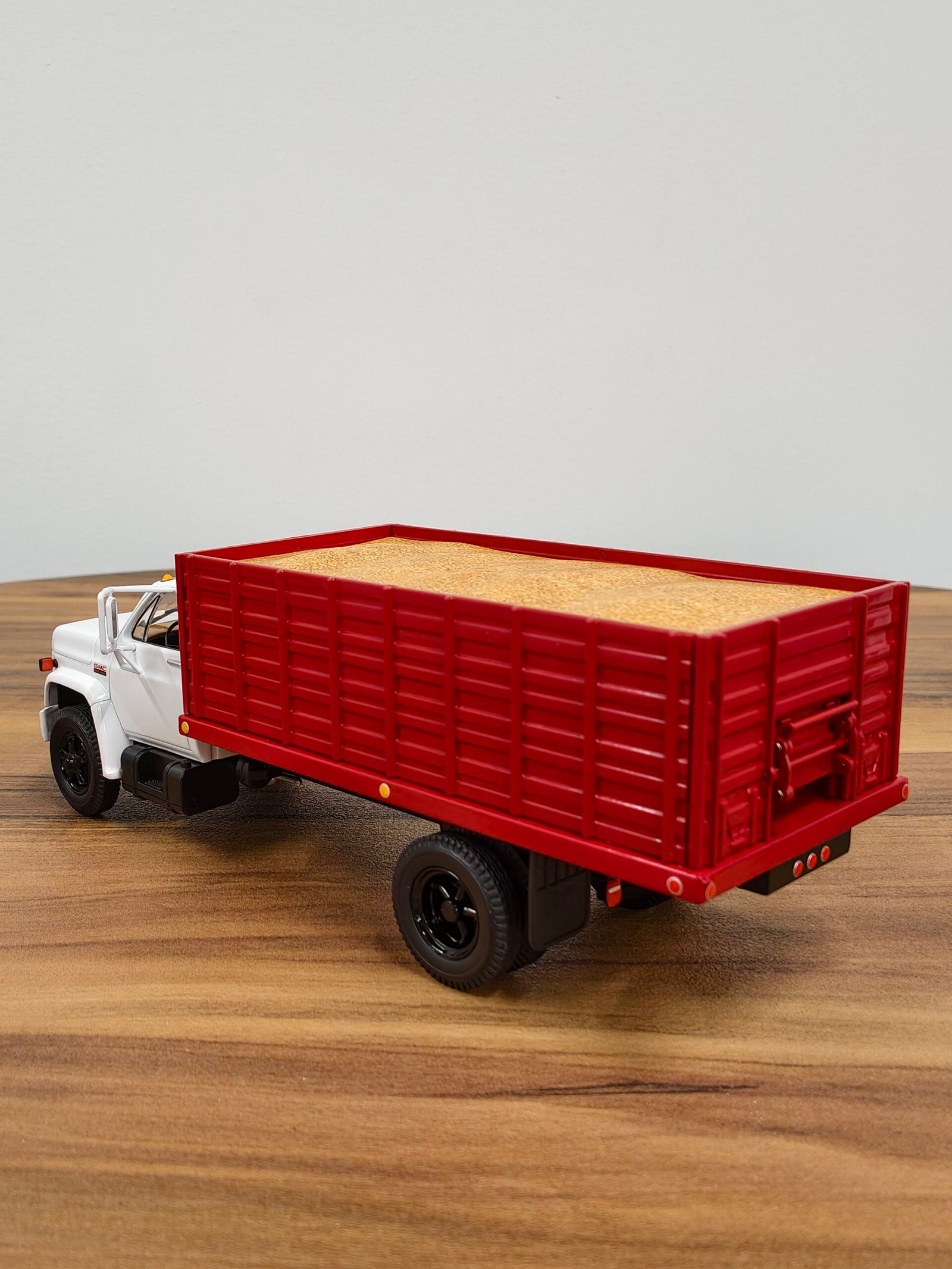 Grain Truck with Corn Load GMC 6500 White & Red 1:34 - Image 5