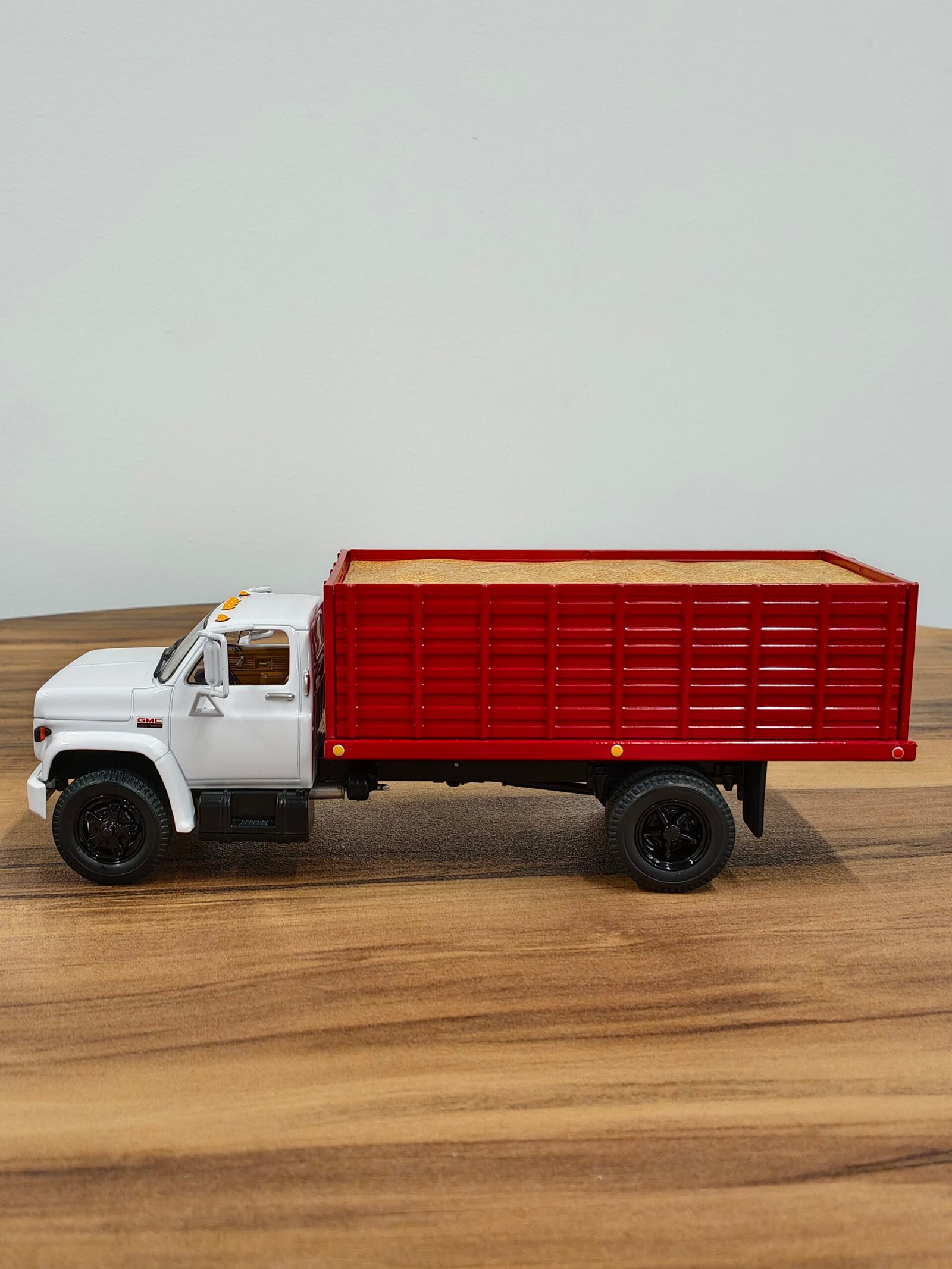 Grain Truck with Corn Load GMC 6500 White & Red 1:34 - Image 4