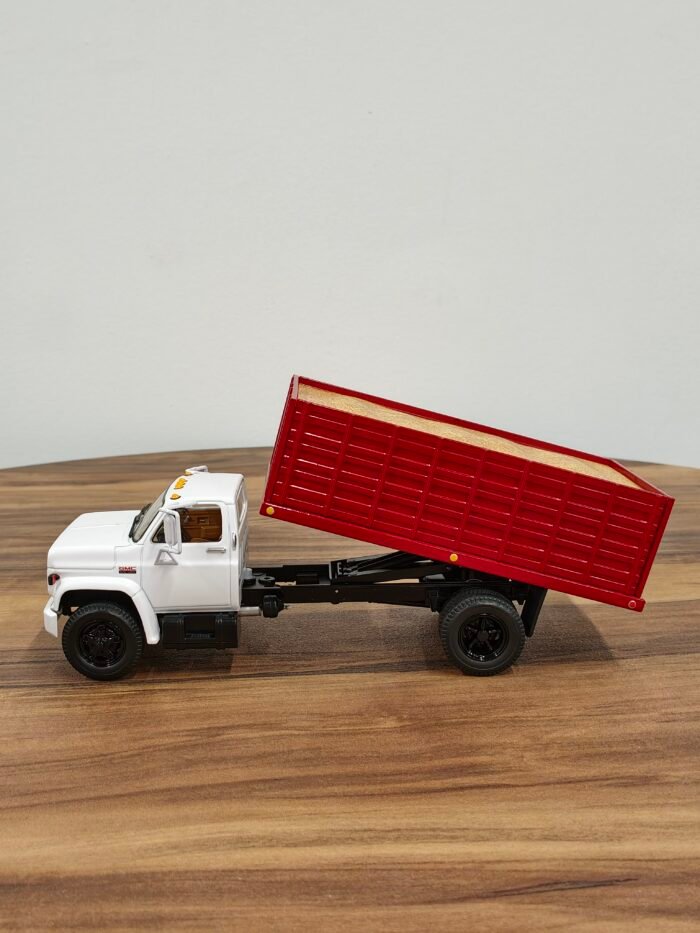 Grain Truck with Corn Load GMC 6500 White & Red 1:34 - Image 3