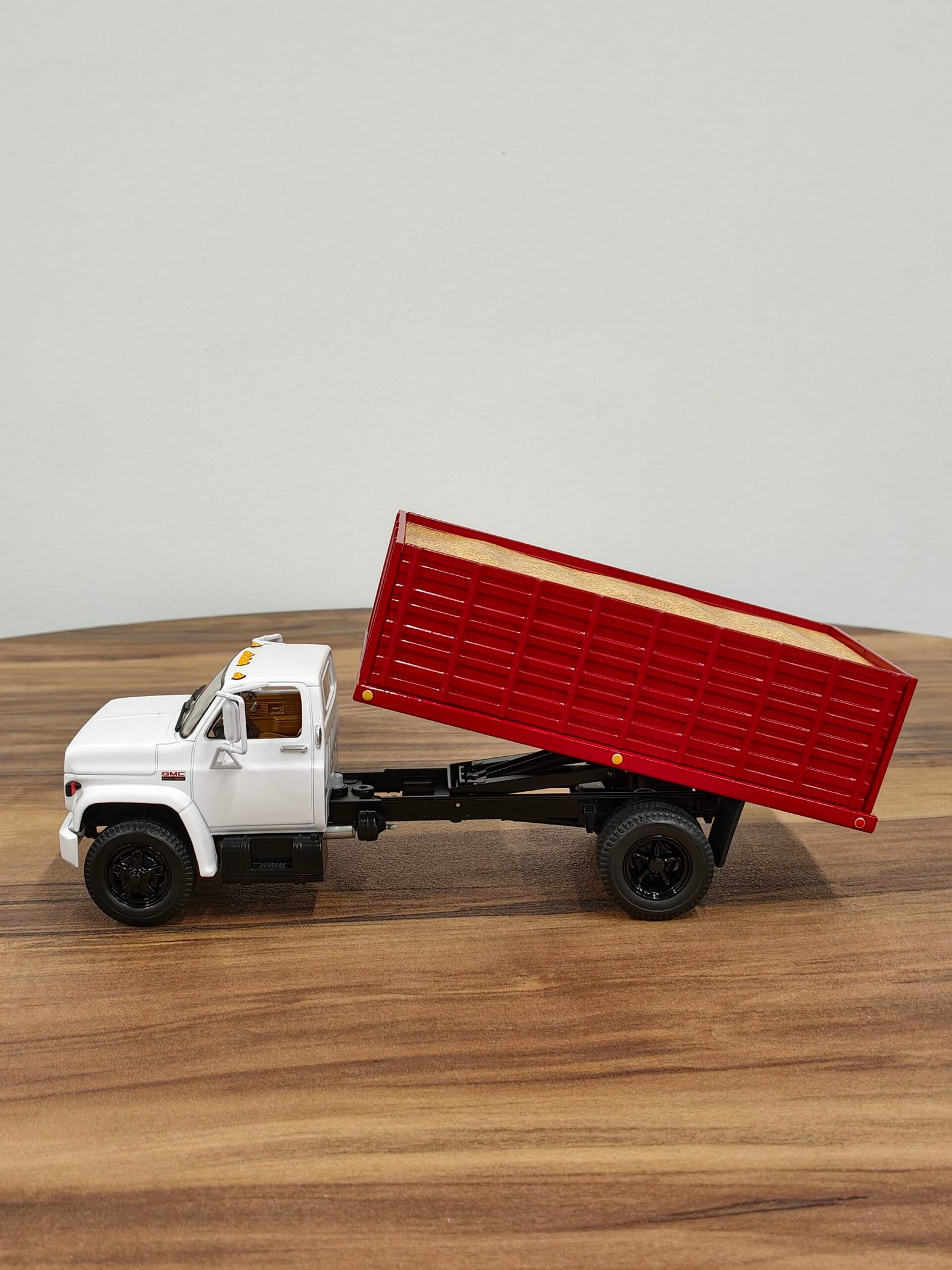 Grain Truck with Corn Load GMC 6500 White & Red 1:34 - Image 3