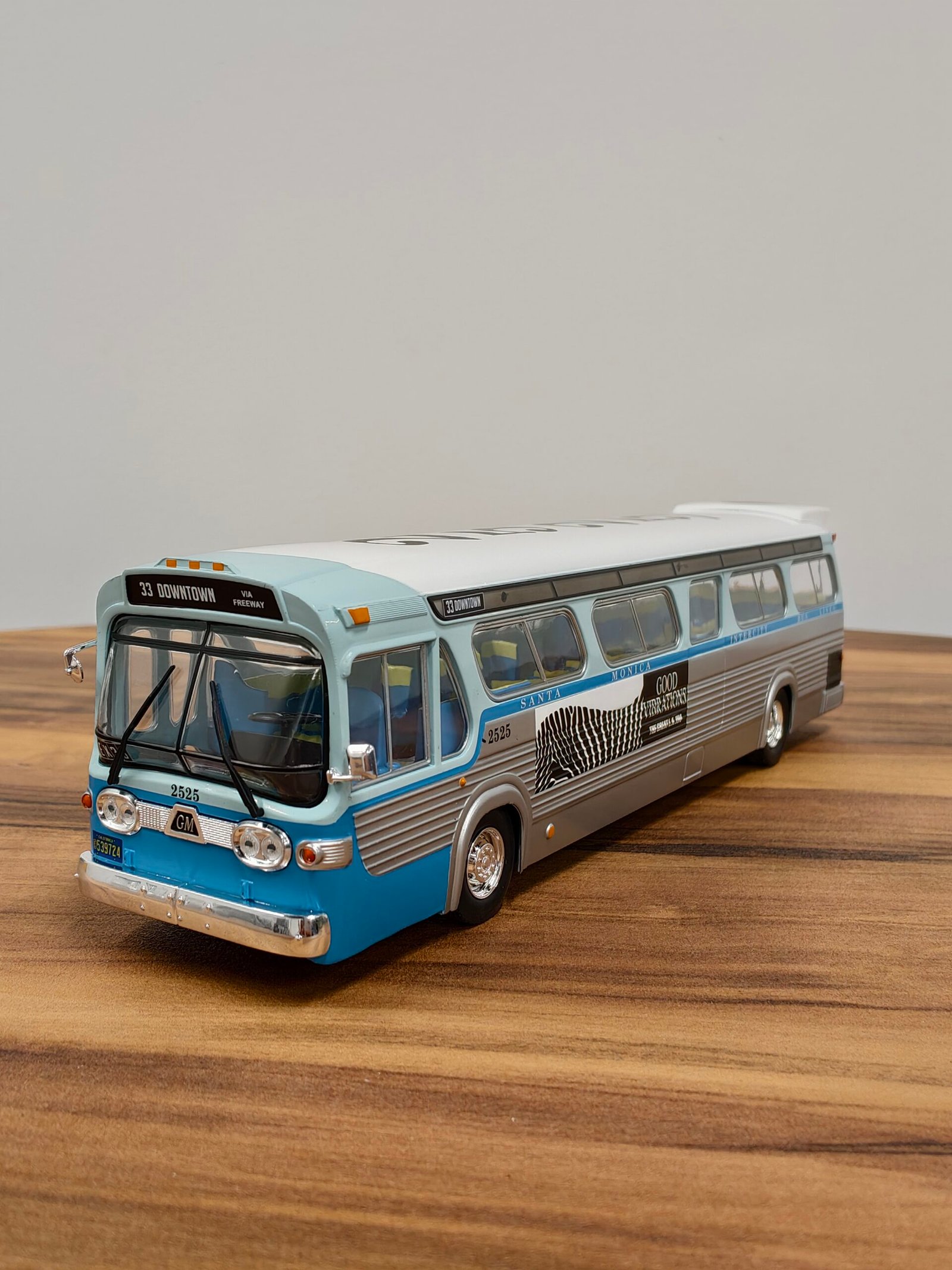 1960s General Motors TDH #2525 Los Angeles, California 33 Downtown Bus 1:43 White & Silver
