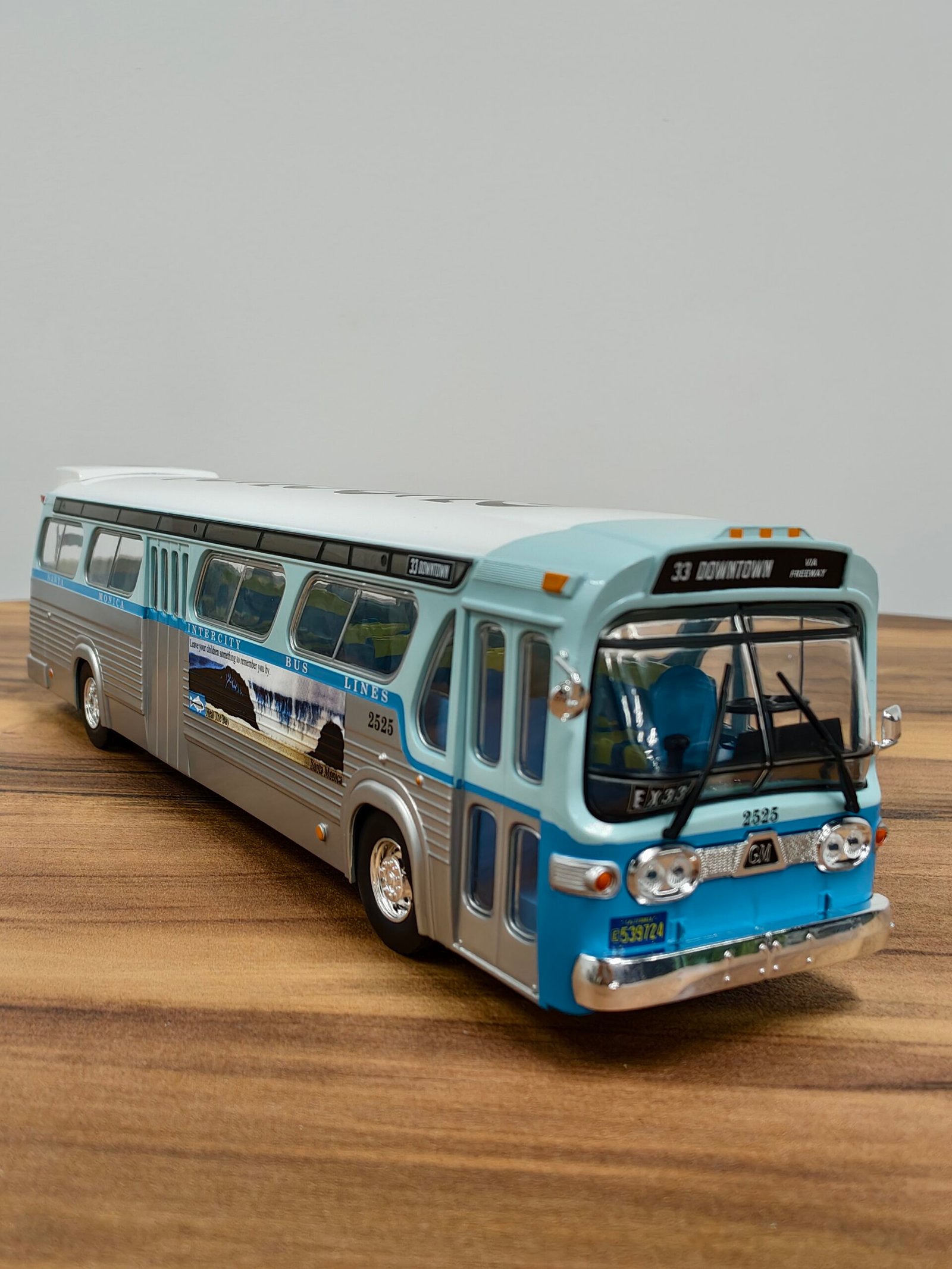 1960s General Motors TDH #2525 Los Angeles, California 33 Downtown Bus 1:43 White & Silver - Image 2