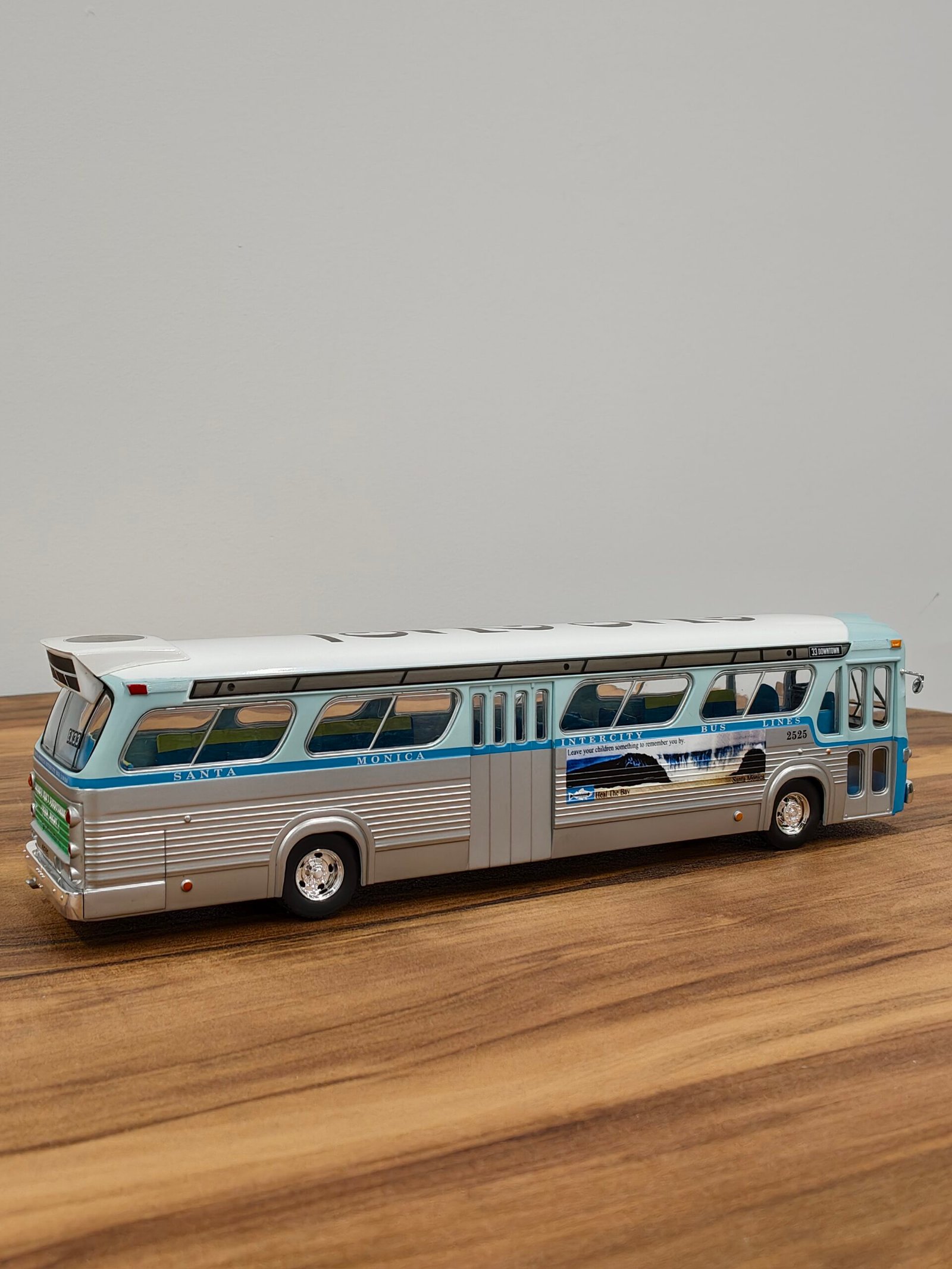 1960s General Motors TDH #2525 Los Angeles, California 33 Downtown Bus 1:43 White & Silver - Image 4