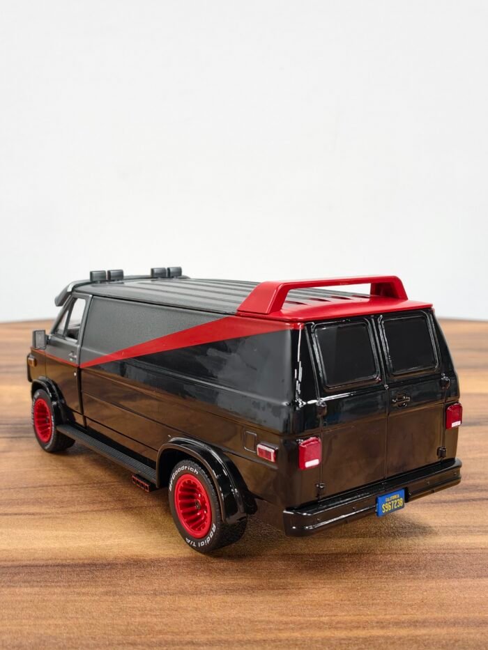 1983 GMC Vandura 1:24 Black & Gray - Image 2