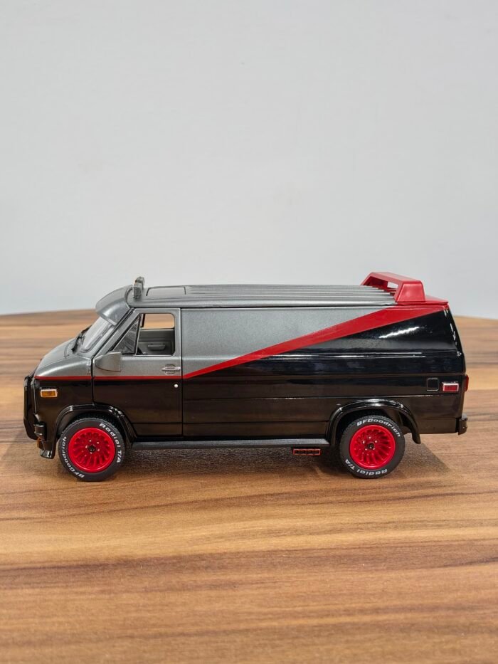 1983 GMC Vandura 1:24 Black & Gray - Image 4