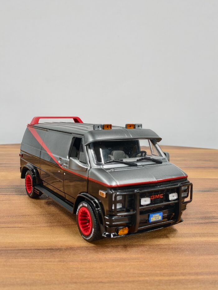 1983 GMC Vandura 1:24 Black & Gray - Image 3
