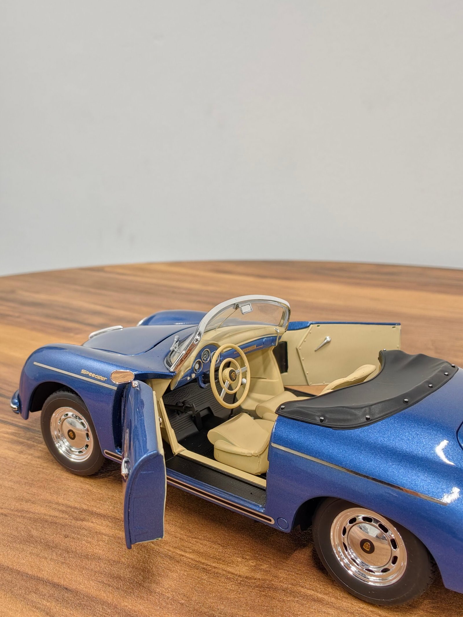 Porsche 356 Speedster 1:18 Blue - Image 4