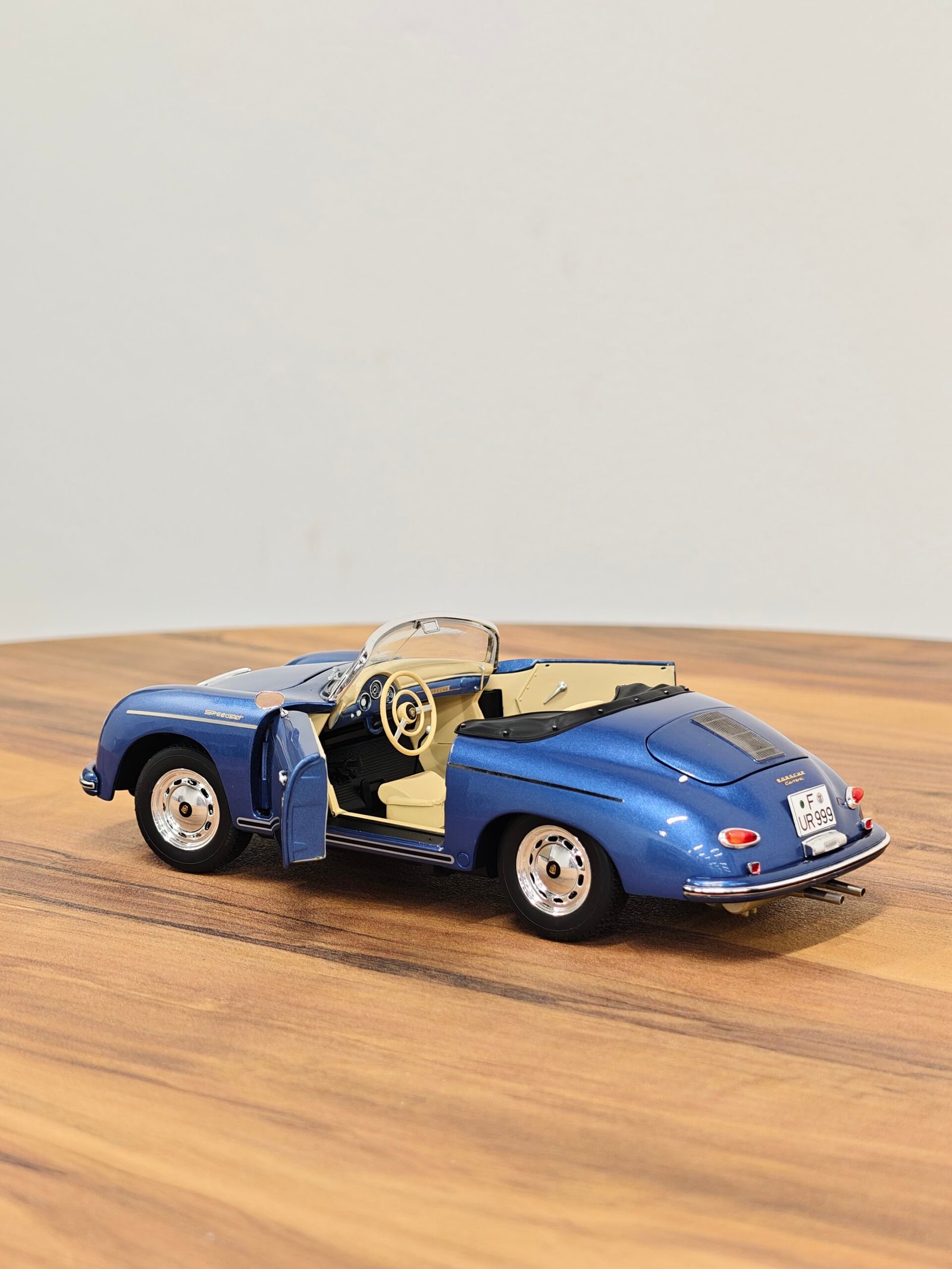 Porsche 356 Speedster 1:18 Blue - Image 3