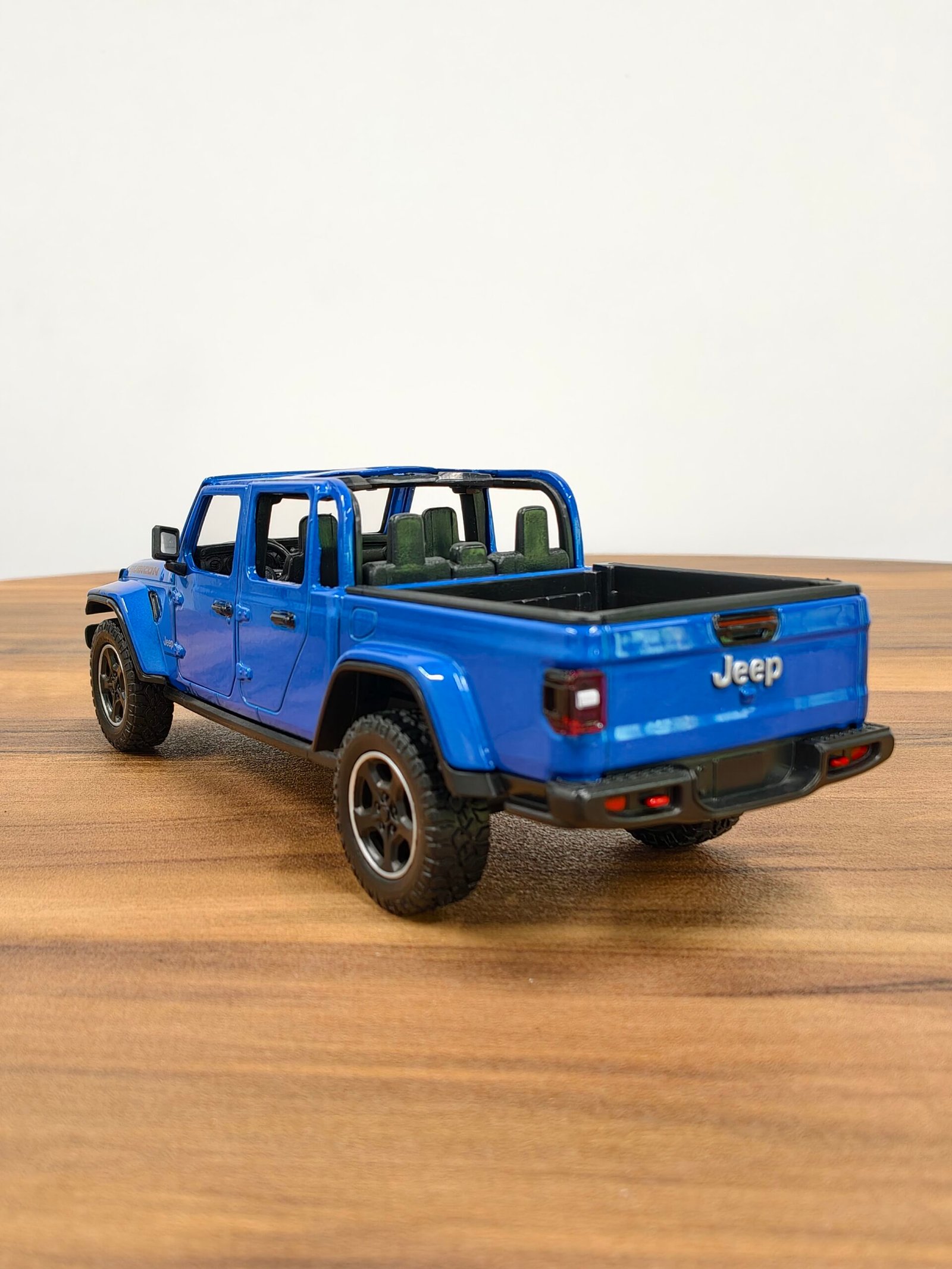 2021 Jeep Gladiator Rubicon 1:24 Blue - Image 2