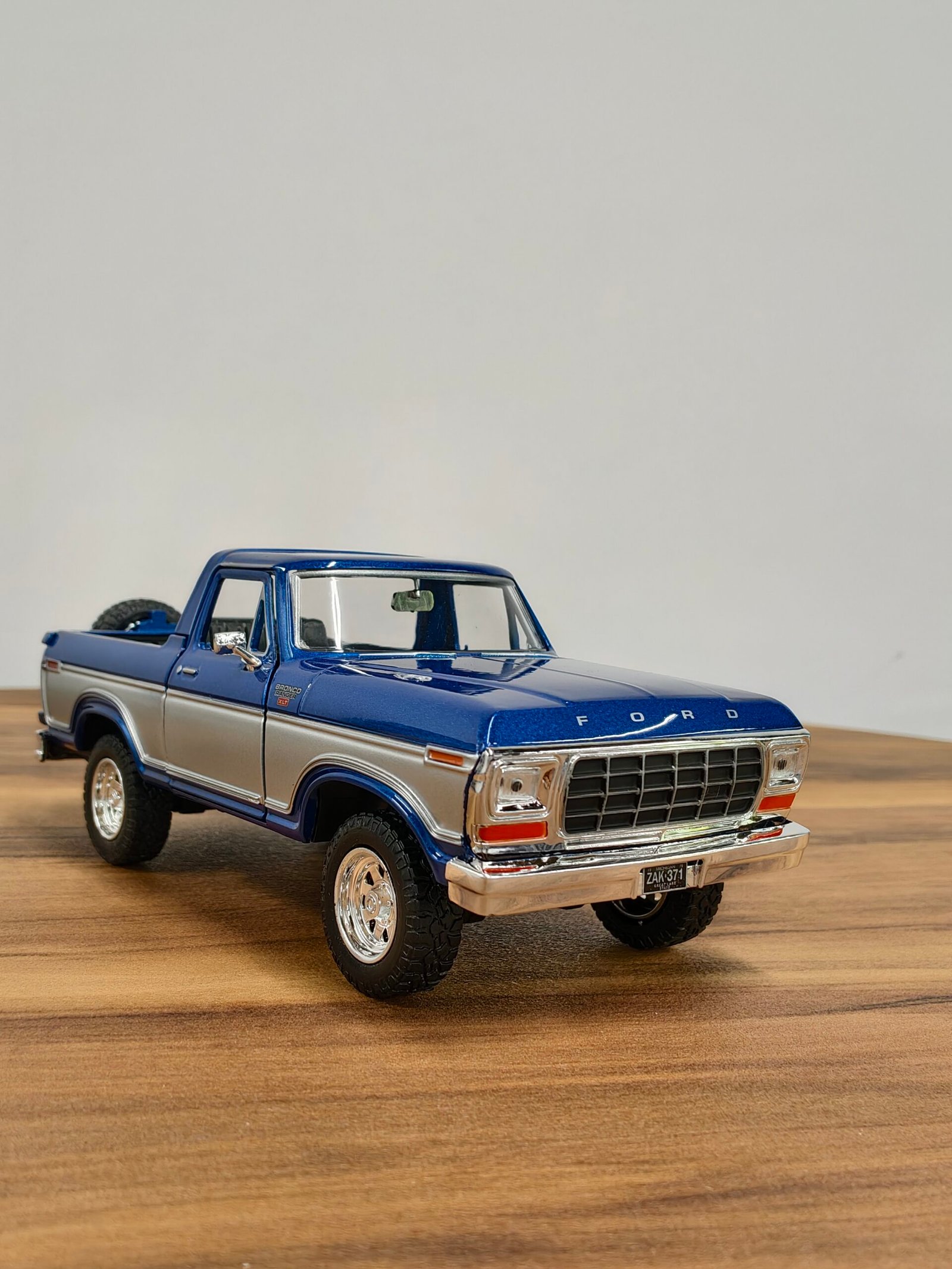 1978 Ford Bronco 1:24 Blue & Gray - Image 2