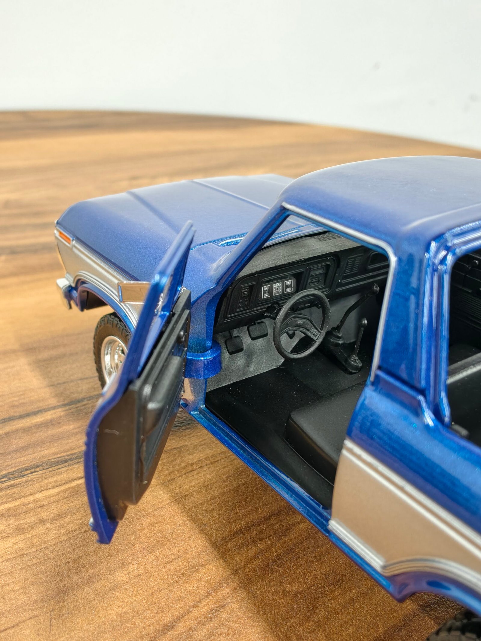 1978 Ford Bronco 1:24 Blue & Gray - Image 5