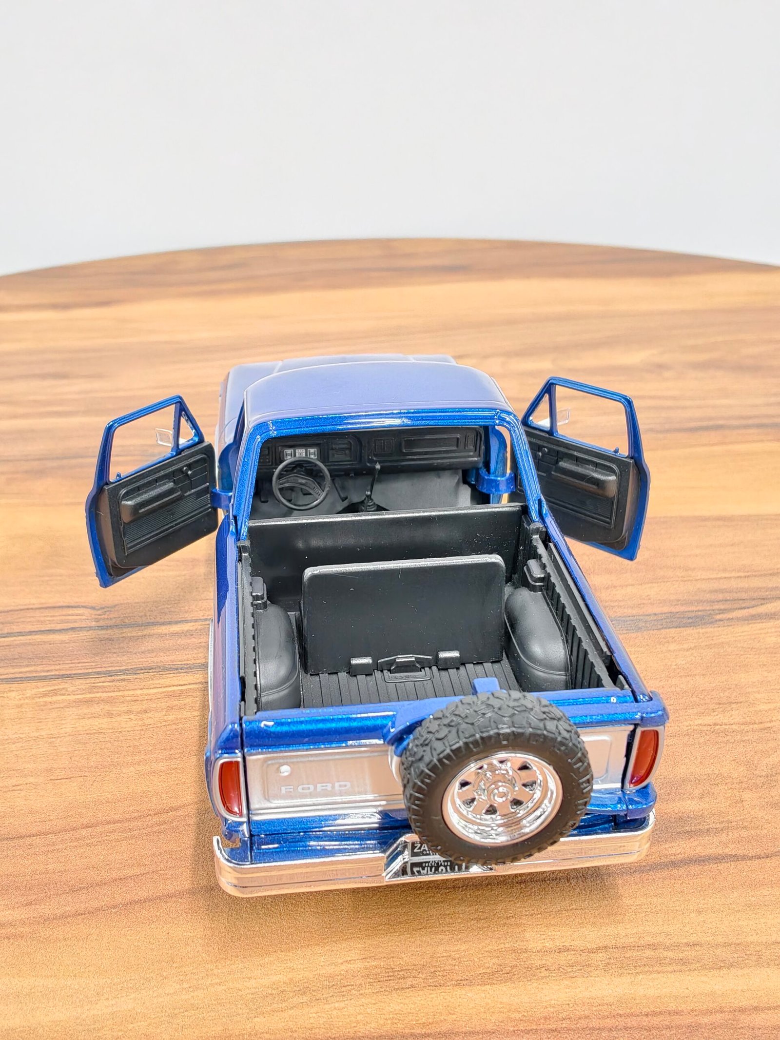 1978 Ford Bronco 1:24 Blue & Gray - Image 6