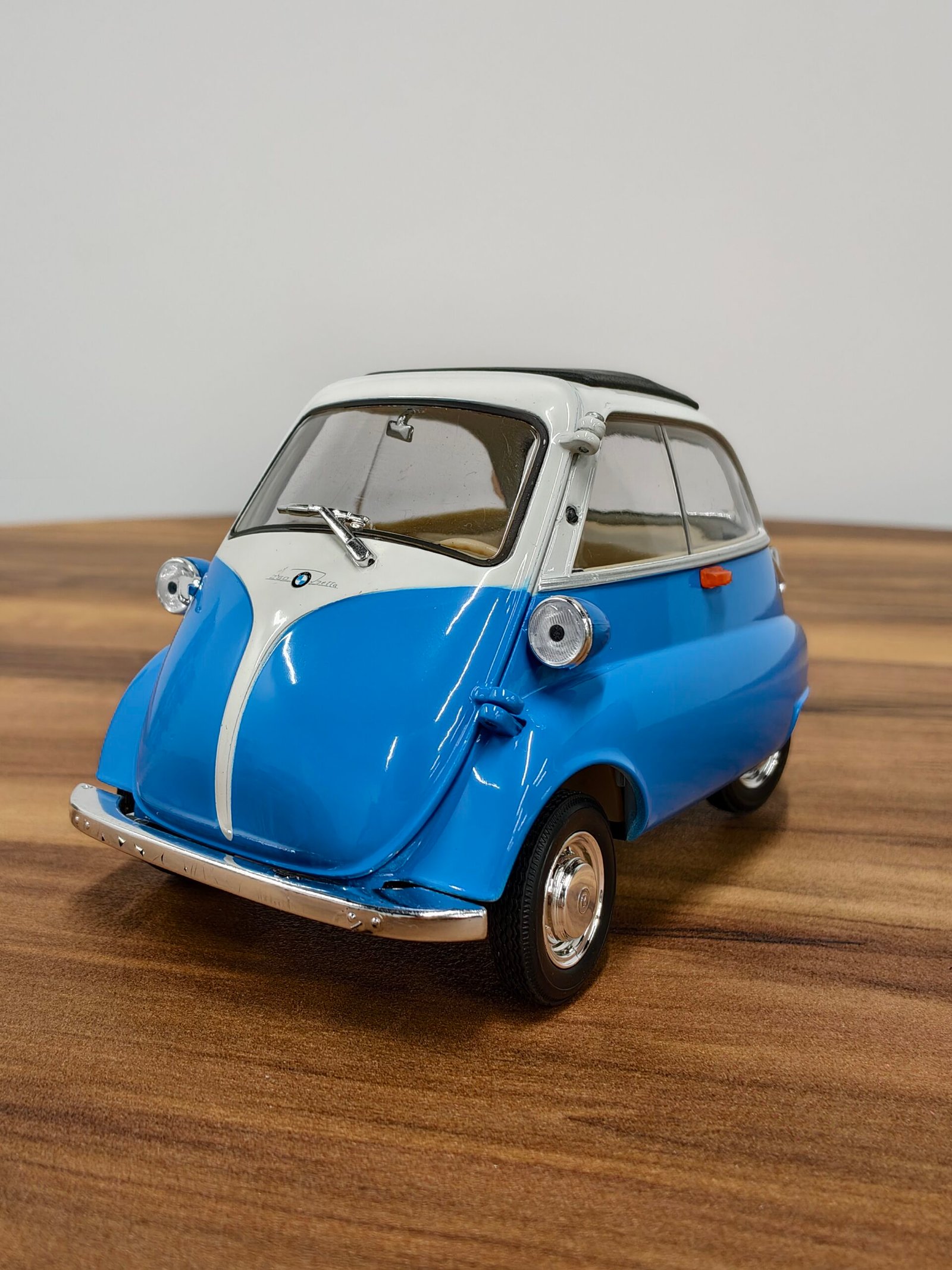 BMW Isetta Blue with White 1955-1962 1:18 - Image 6
