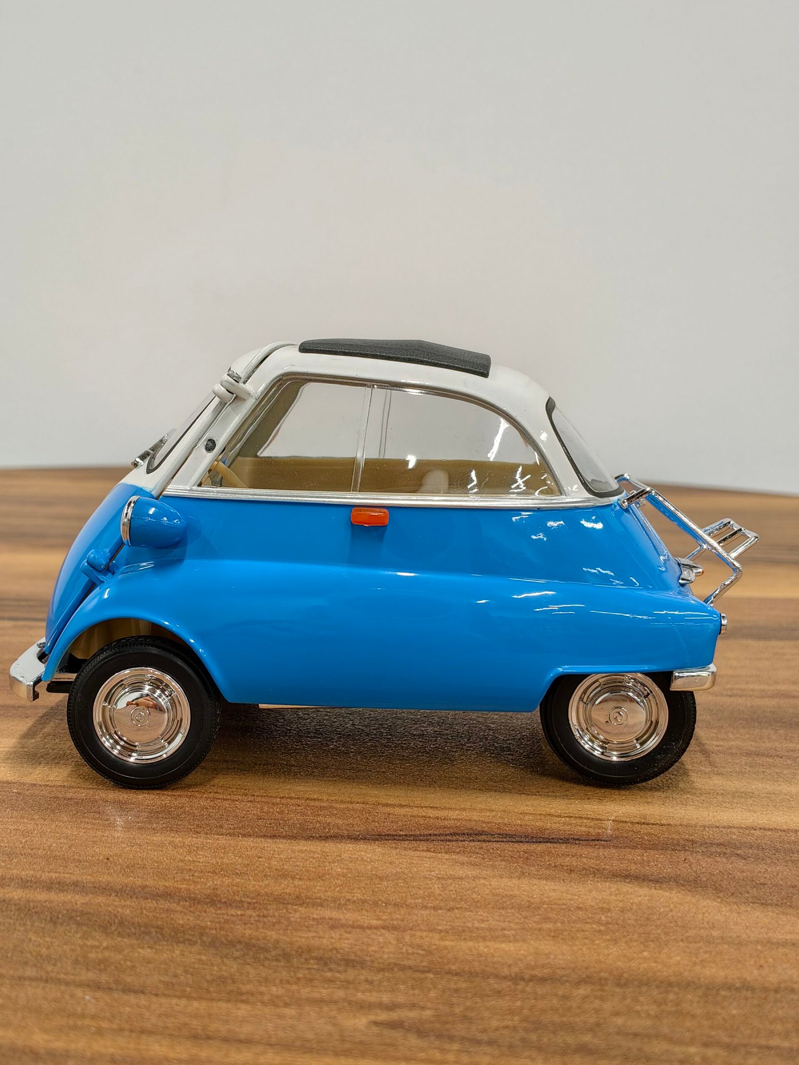 BMW Isetta Blue with White 1955-1962 1:18 - Image 2
