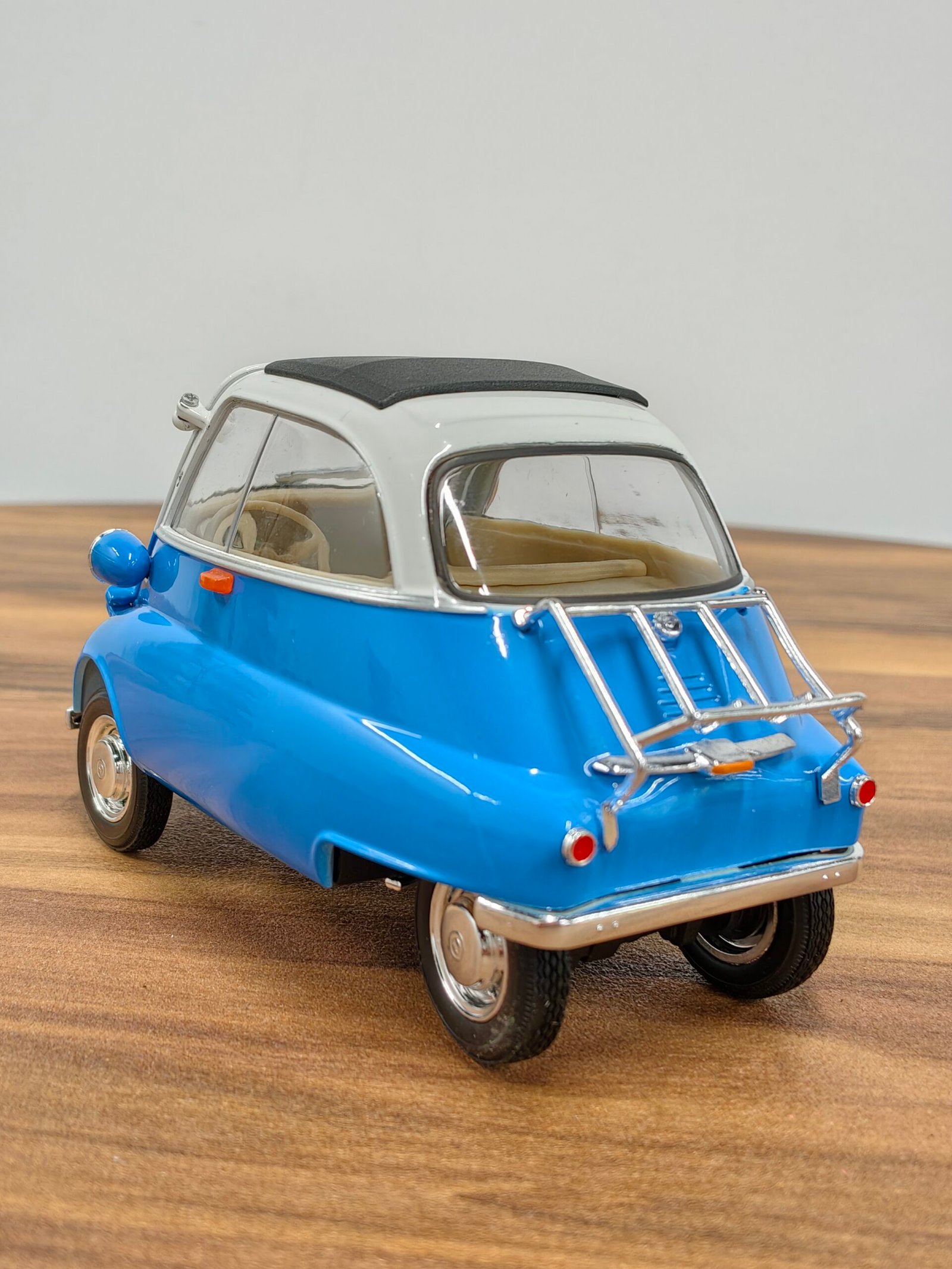 BMW Isetta Blue with White 1955-1962 1:18 - Image 5