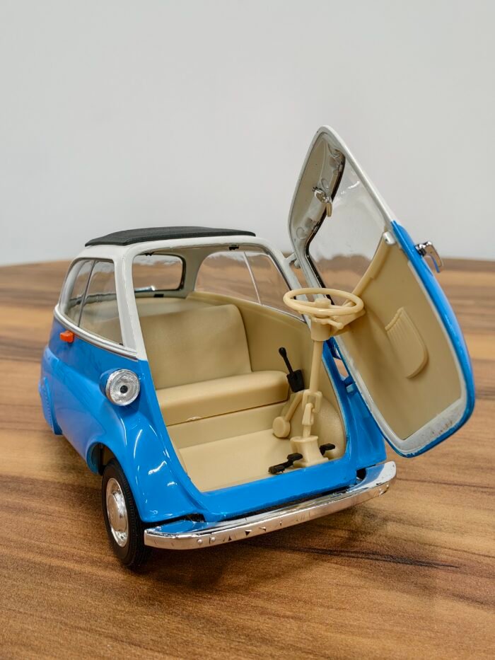 BMW Isetta Blue with White 1955-1962 1:18 - Image 3