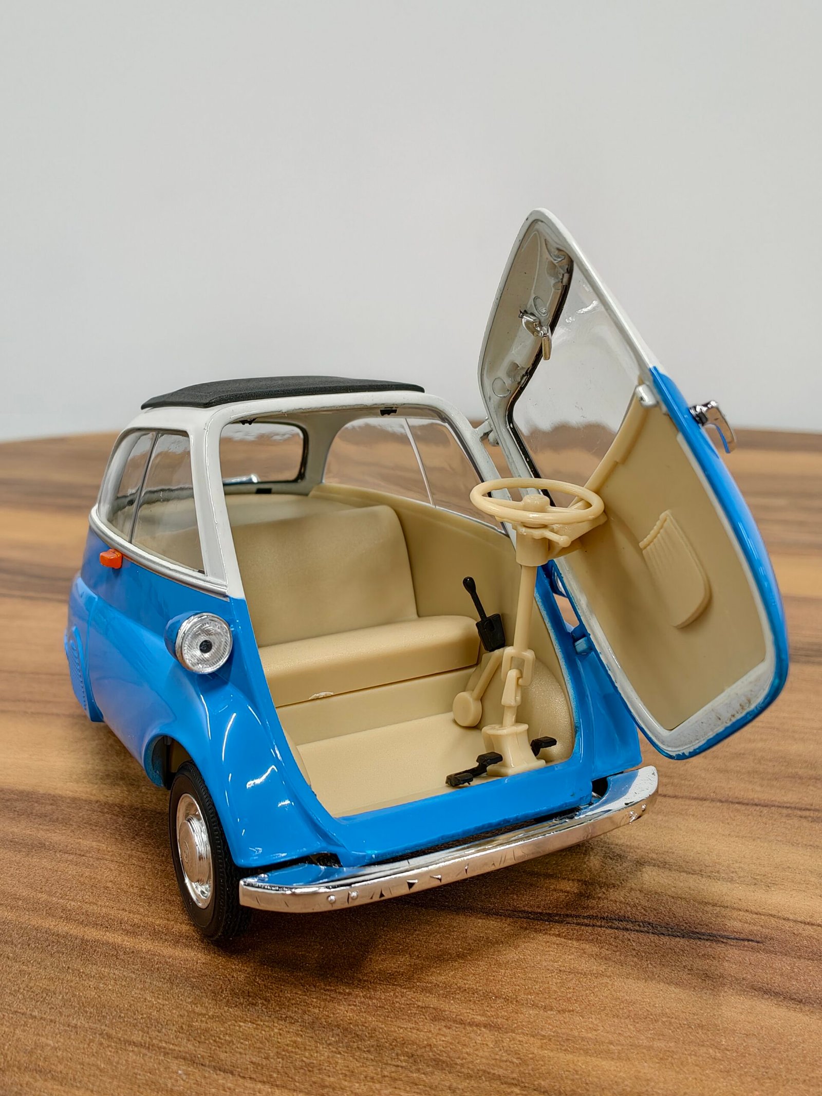 BMW Isetta Blue with White 1955-1962 1:18 - Image 3