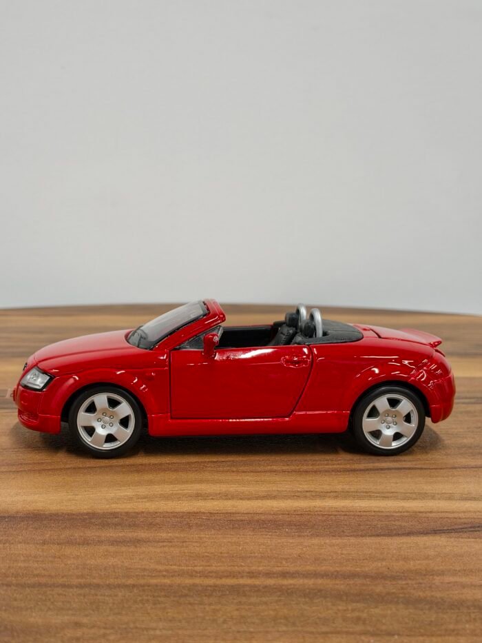 Maisto 31978 Audi TT Roadster Red 1:24 Diecast Car Model - Image 2