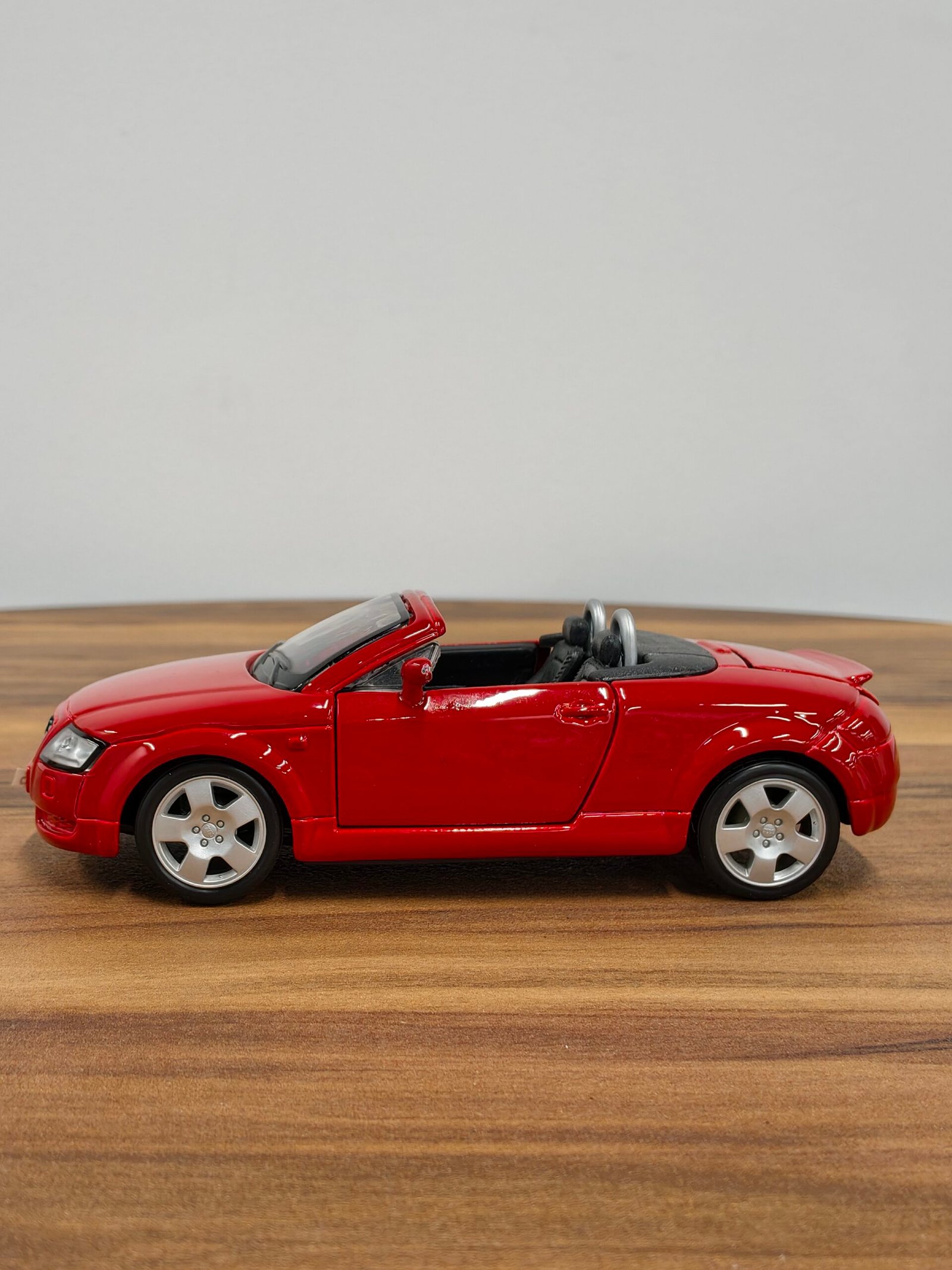 Maisto 31978 Audi TT Roadster Red 1:24 Diecast Car Model - Image 2