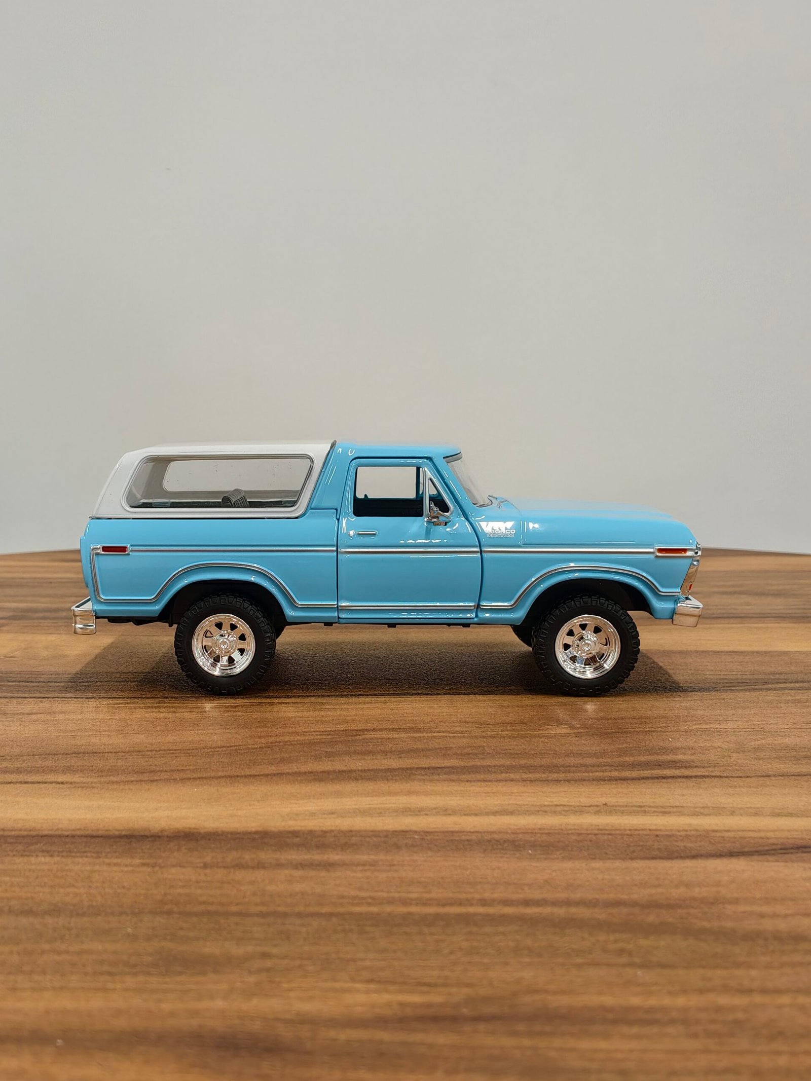 1978 Ford Bronco 1:24 Light Blue - Image 2
