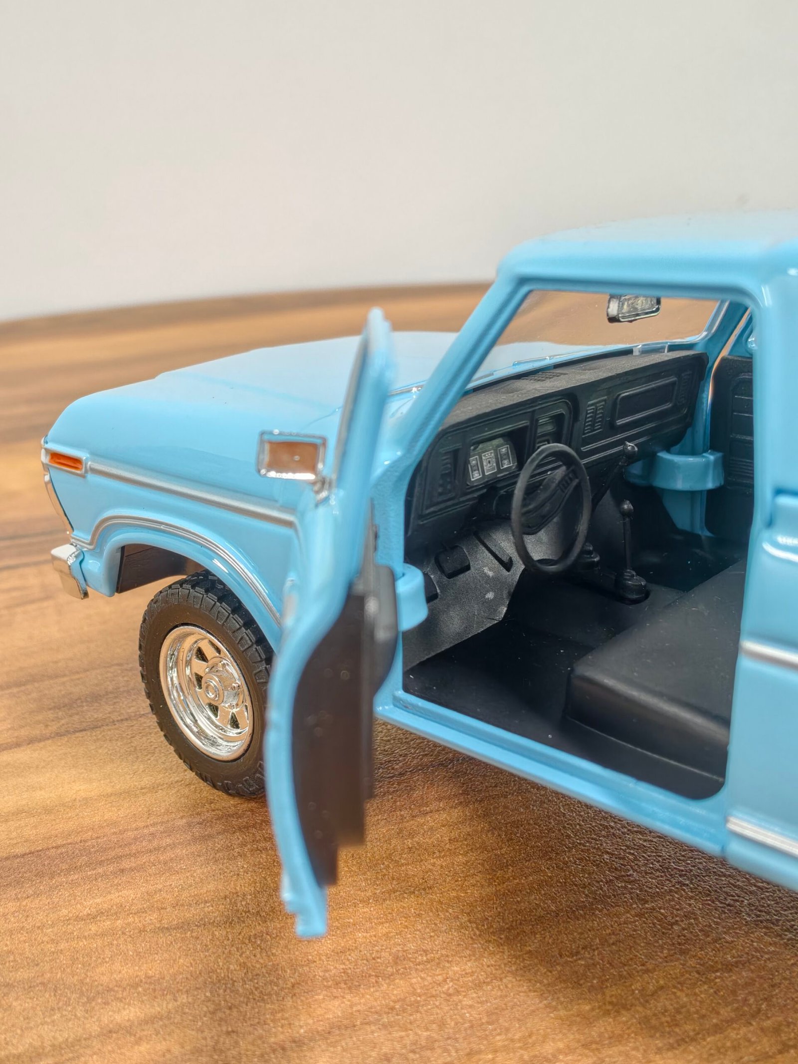 1978 Ford Bronco 1:24 Light Blue - Image 4