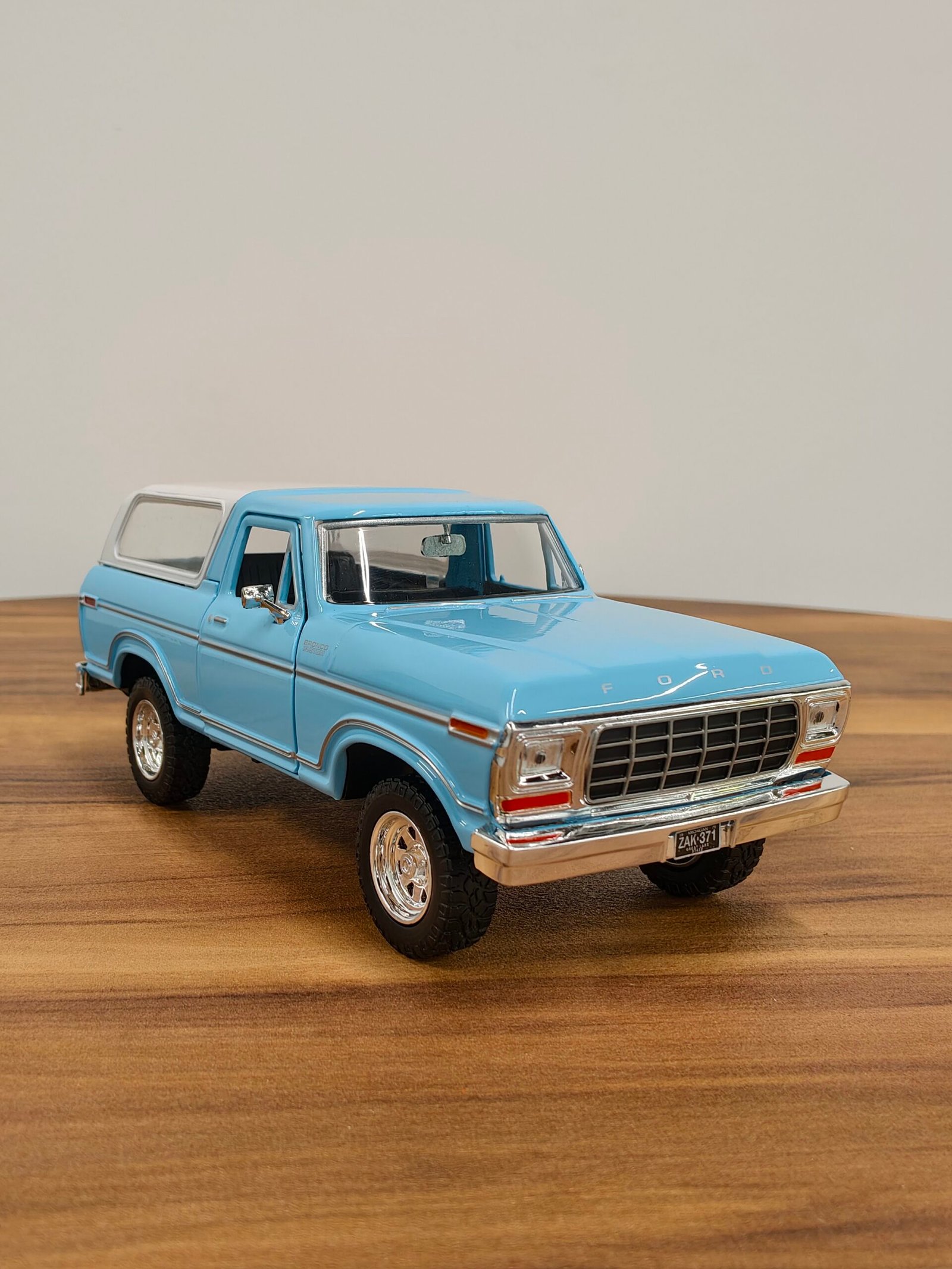 1978 Ford Bronco 1:24 Light Blue - Image 3