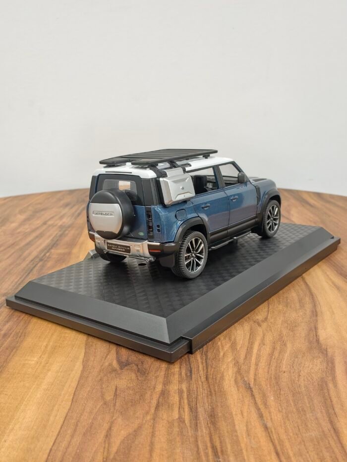 Range Rover Defender 110 Blue 1:24 - Image 7