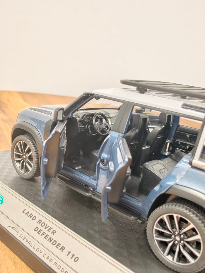 Range Rover Defender 110 Blue 1:24 - Image 5