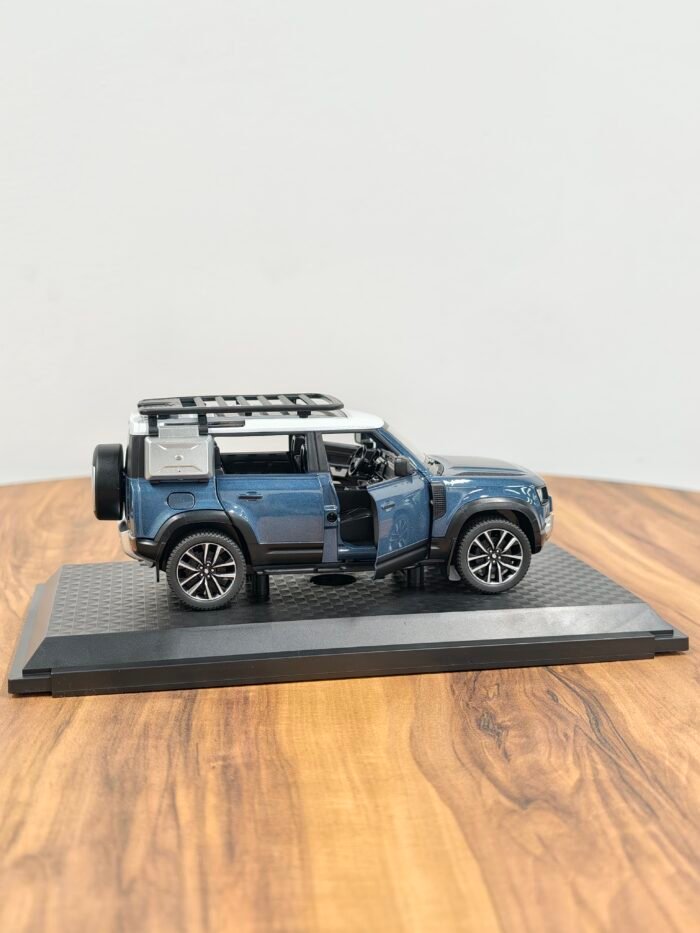 Range Rover Defender 110 Blue 1:24 - Image 4