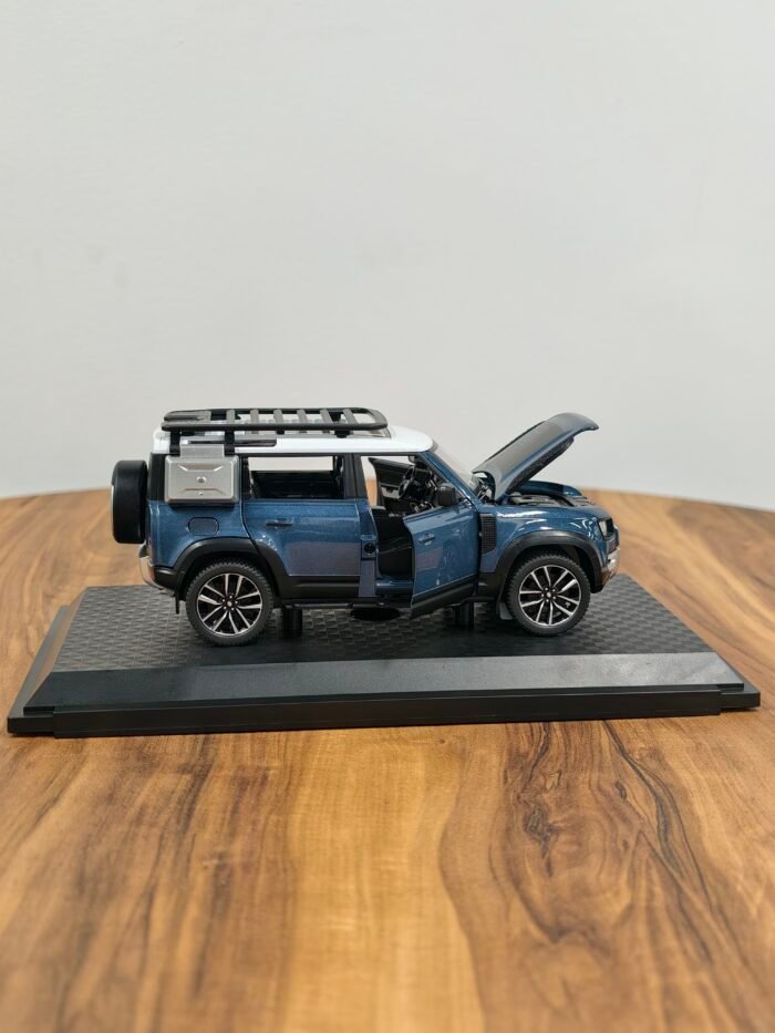 Range Rover Defender 110 Blue 1:24 - Image 3