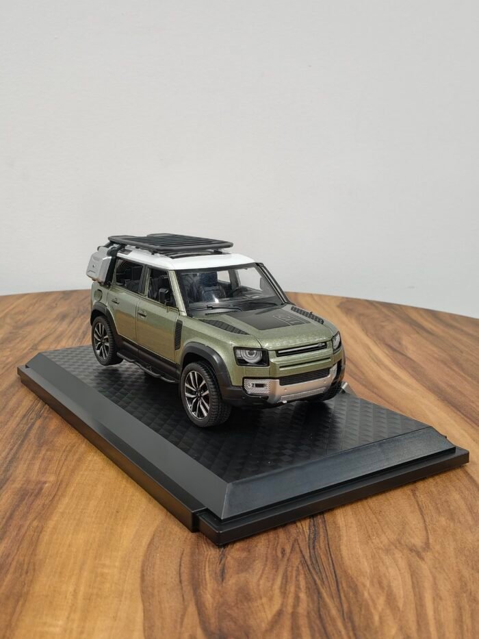 Range Rover Defender 110 Green 1:24 - Image 2