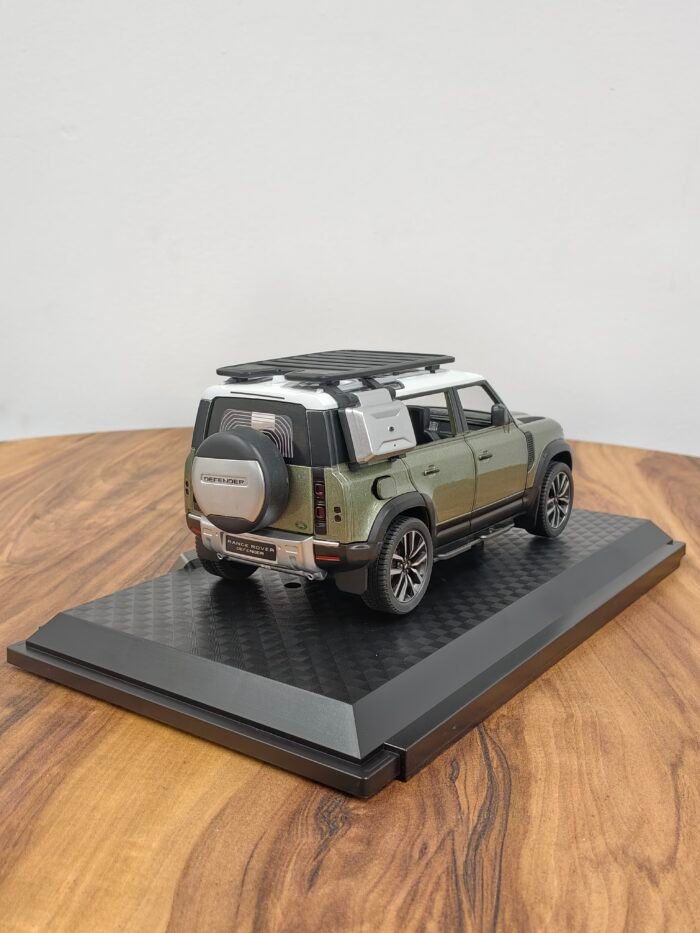 Range Rover Defender 110 Green 1:24 - Image 7
