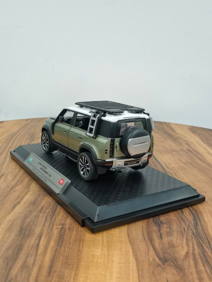 Range Rover Defender 110 Green 1:24 - Image 6
