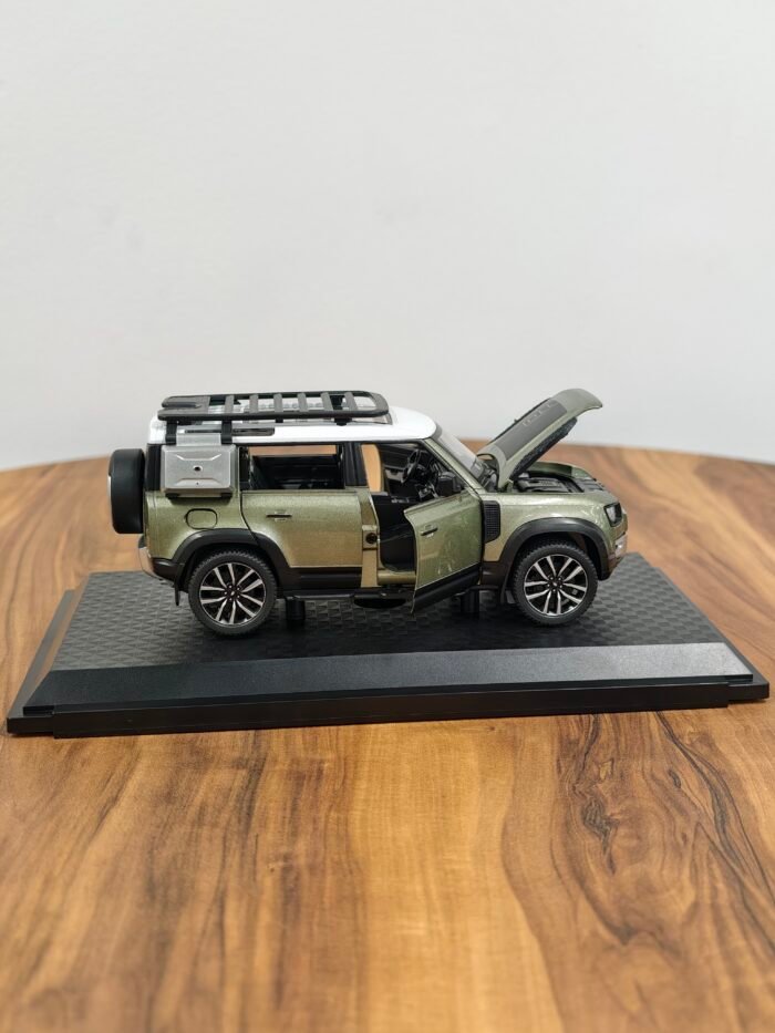 Range Rover Defender 110 Green 1:24 - Image 3